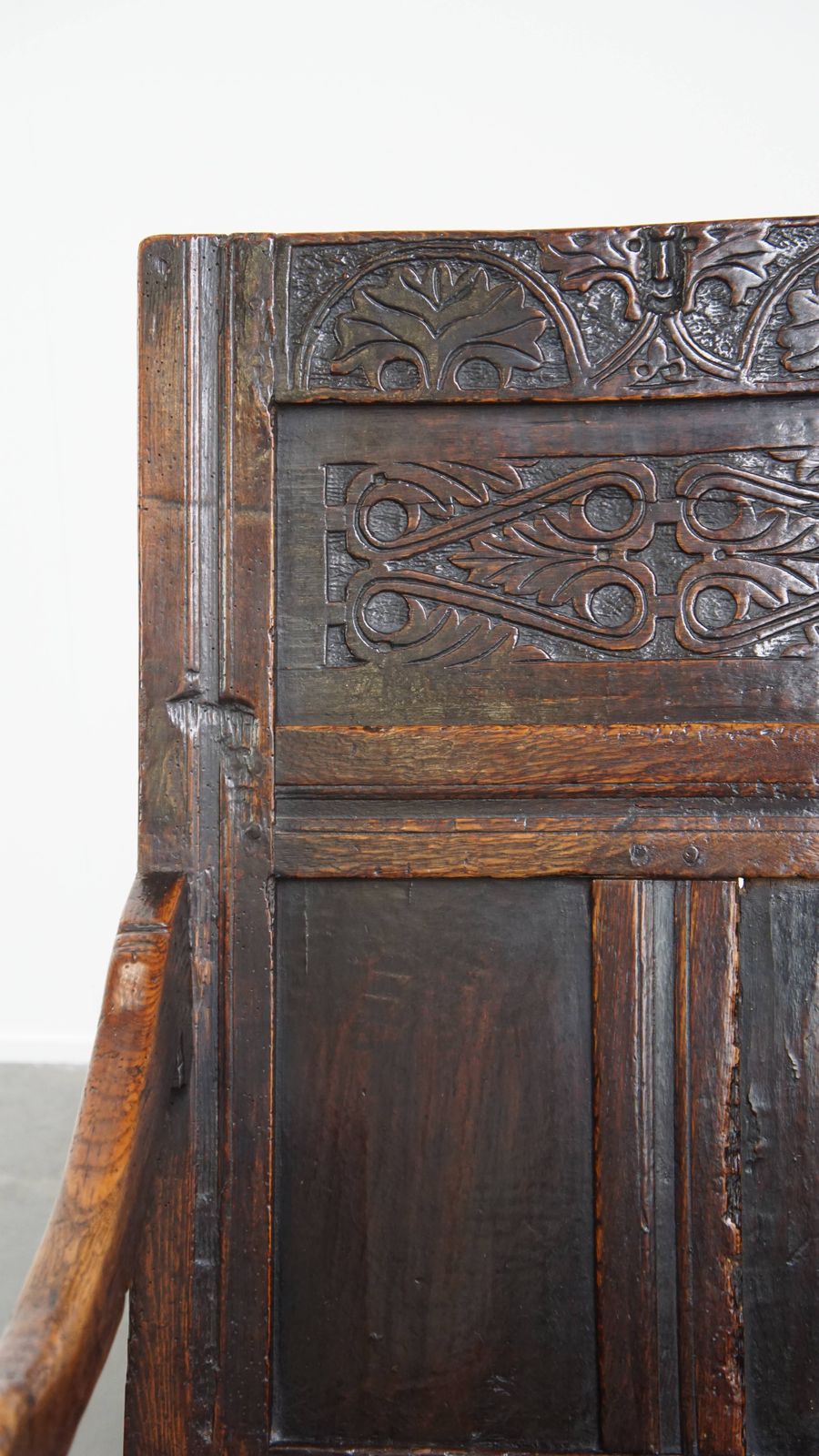 photo furniture Statige Antieke Eikenhouten Wainscot Stoel / Zijstoel Uit De 17e Eeuw Met Warme Kleurstelling