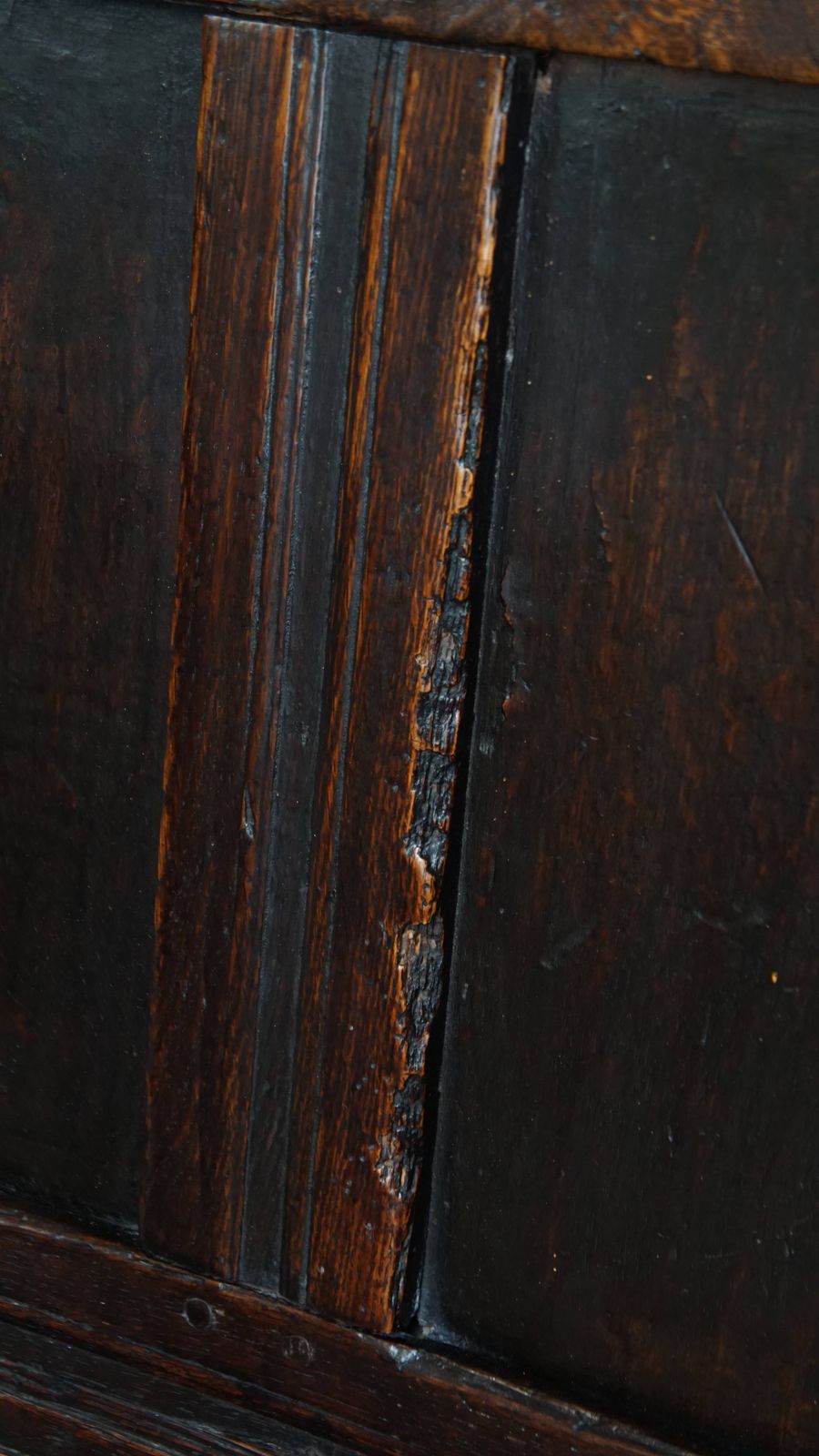photo vintage Statige Antieke Eikenhouten Wainscot Stoel / Zijstoel Uit De 17e Eeuw Met Warme Kleurstelling