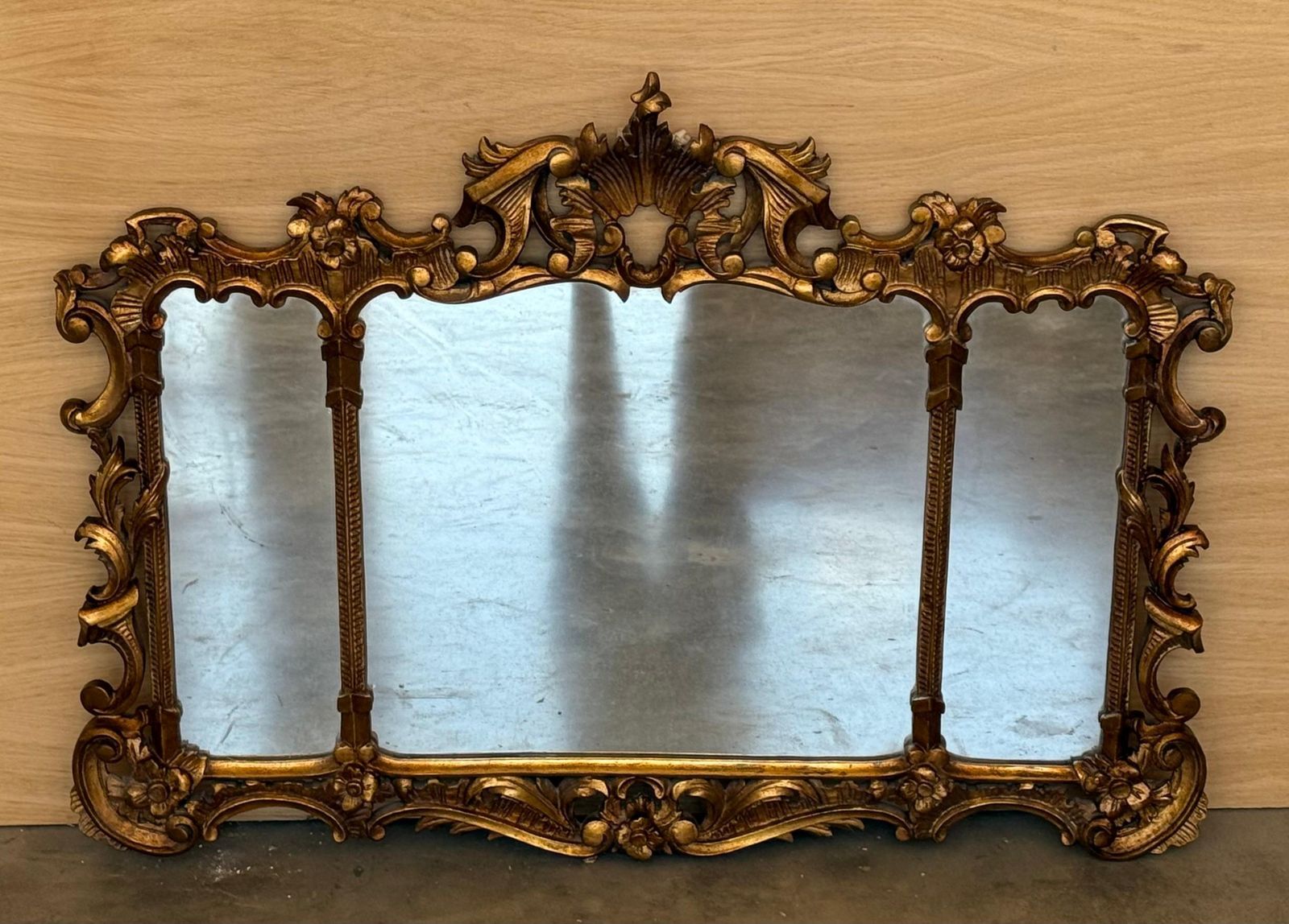 Miroir horizontal de style baroque espagnol en noyer sculpté et doré, XXe siècle photo for sale