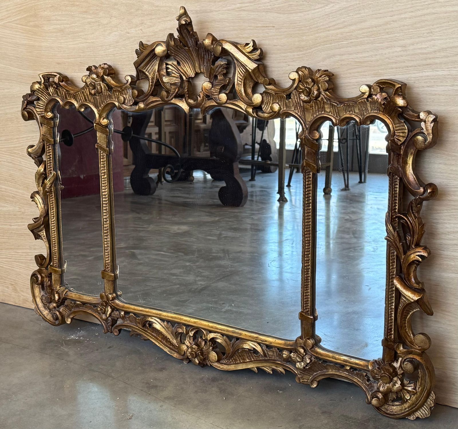 Miroir horizontal de style baroque espagnol en noyer sculpté et doré, XXe siècle photo Décoration