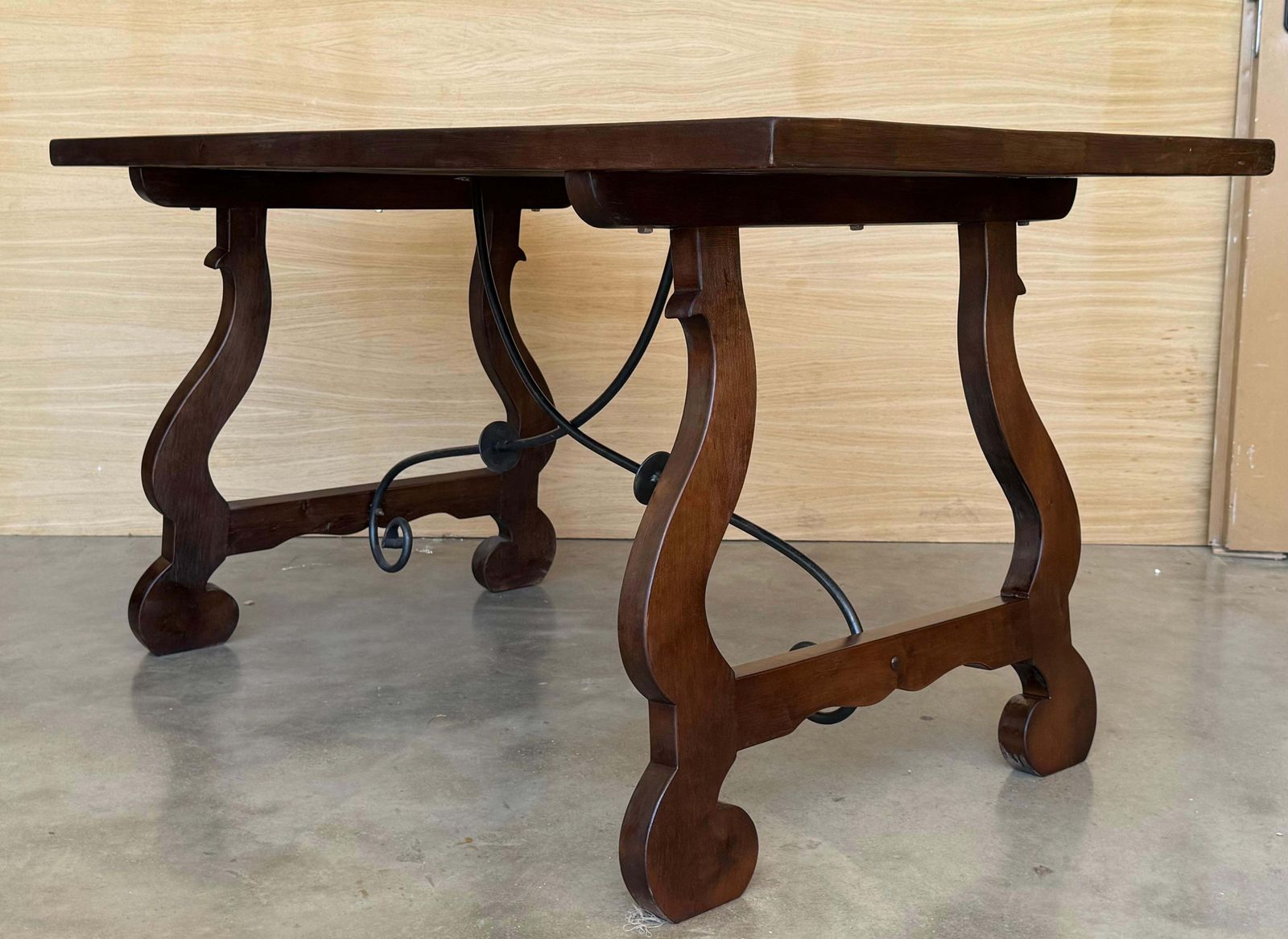 Table à manger ou console en noyer, pieds en lyre et plateau épais, Espagne photo buy