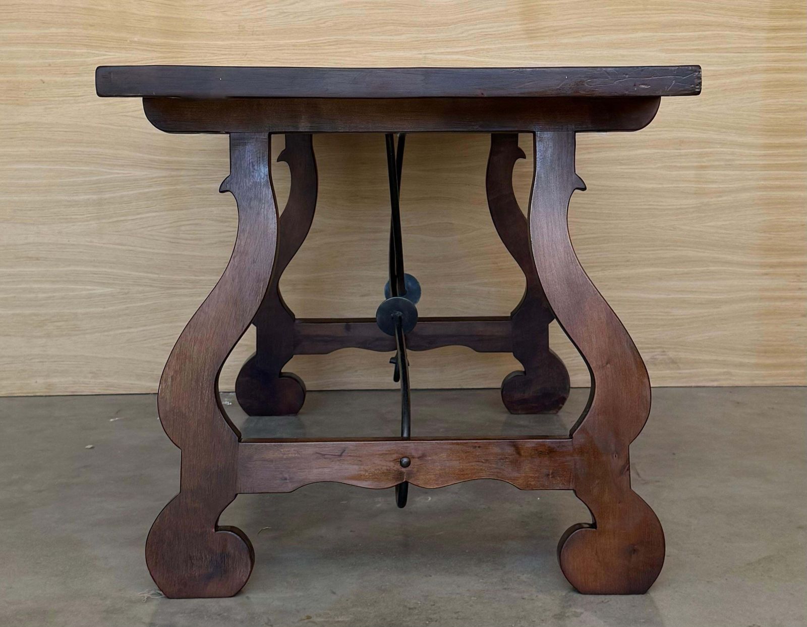 photo furniture Table à manger ou console en noyer, pieds en lyre et plateau épais, Espagne