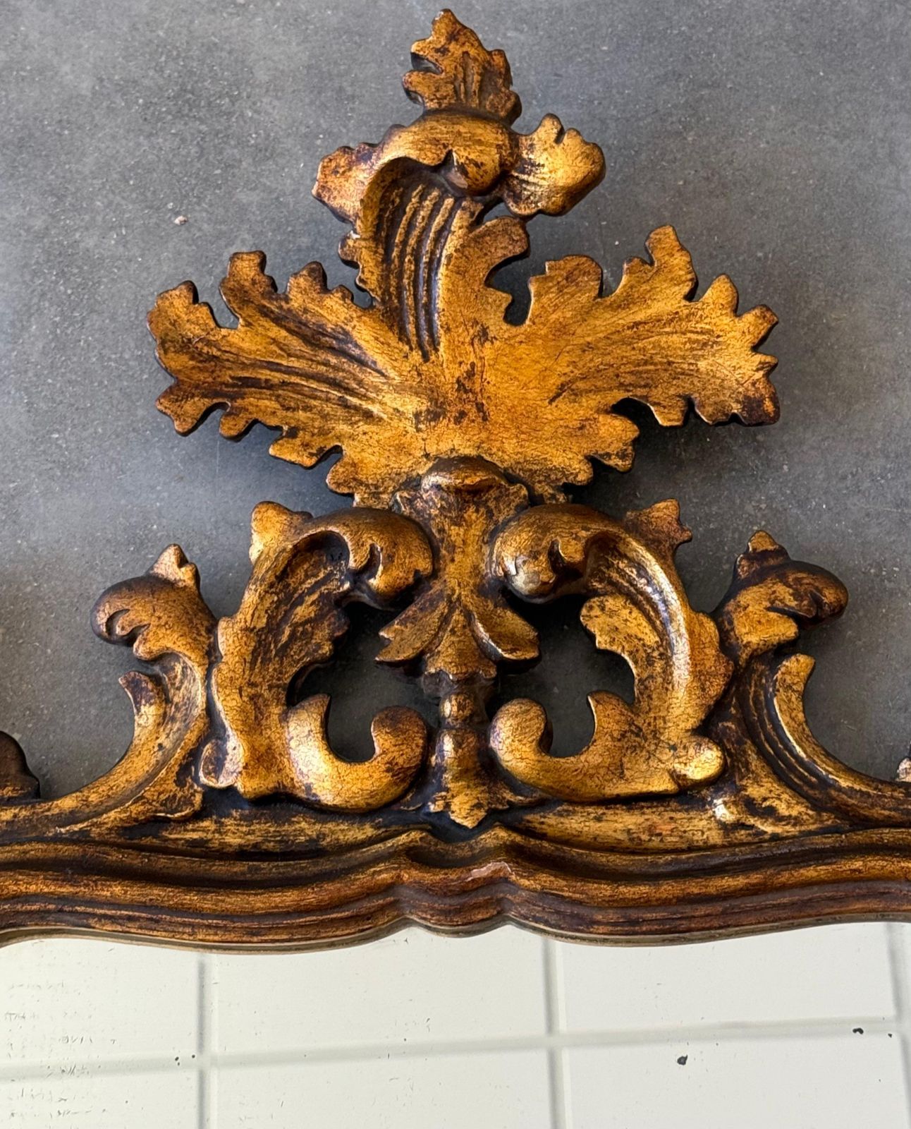 Miroir espagnol de style baroque, en noyer sculpté et ormolu doré, XXe siècle photo 1987.0