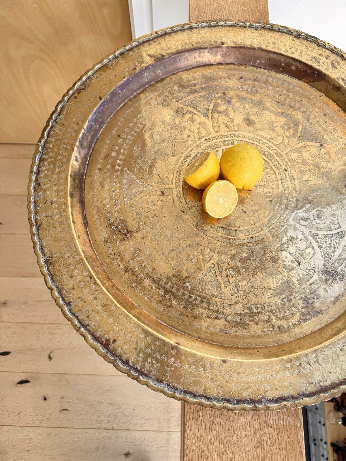 photo vintage Vintage Large Brass Hammered Tray Animals & Flowers Made In Hong Kong