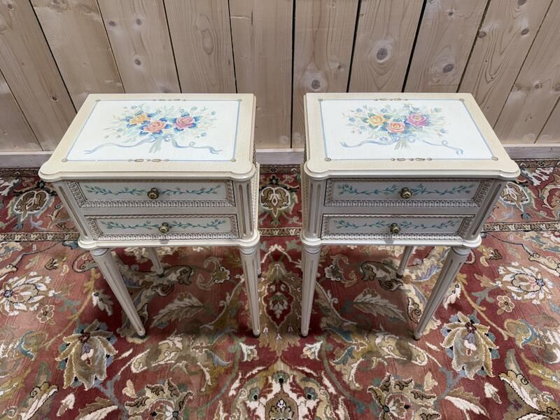 Paire De Tables De Chevets De Style Louis XVI En Bois Peint photo 1260.0