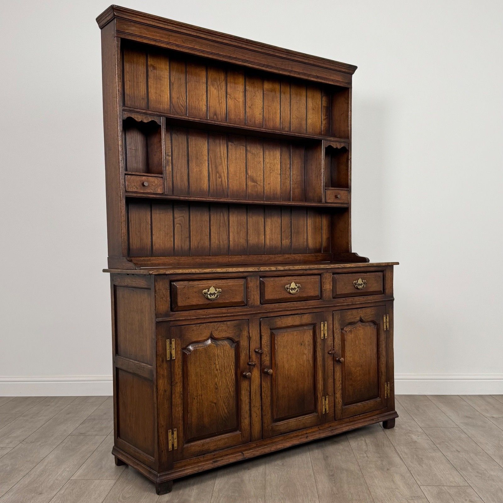 photo furniture Antique 20th Century Traditional Oak Dresser Of Finest Quality