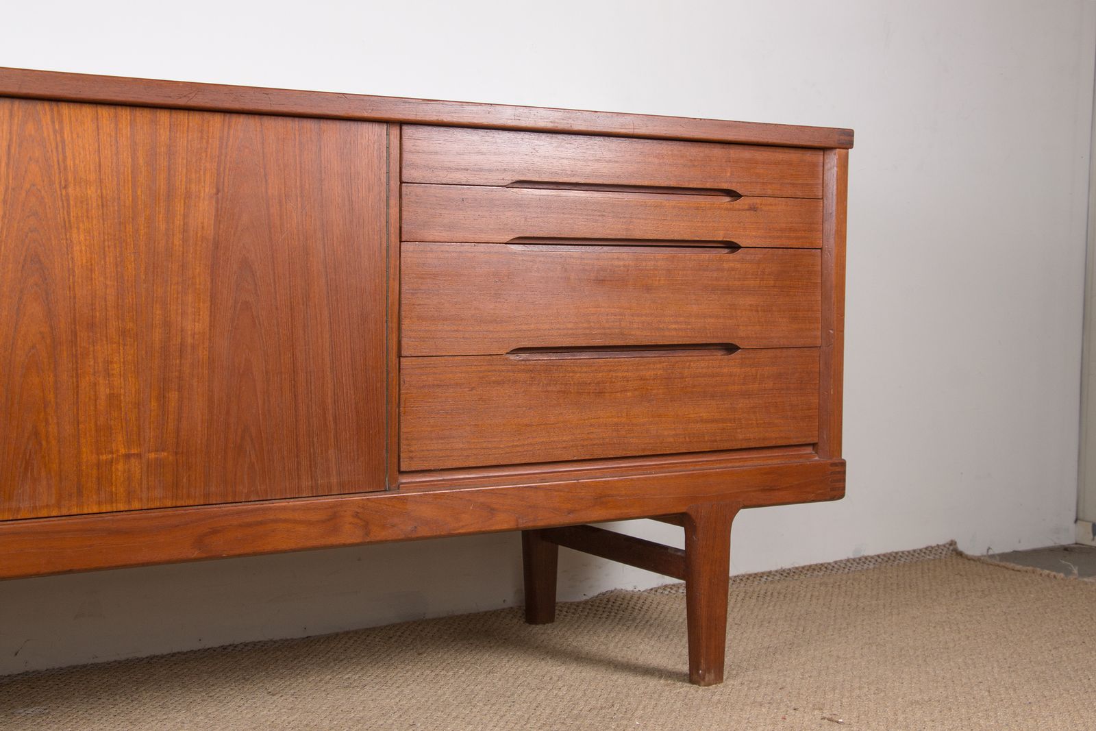 Buffet brutaliste danois en teck massif par Henning Kjaernulf pour Vejle Stole, 1960. photo furniture