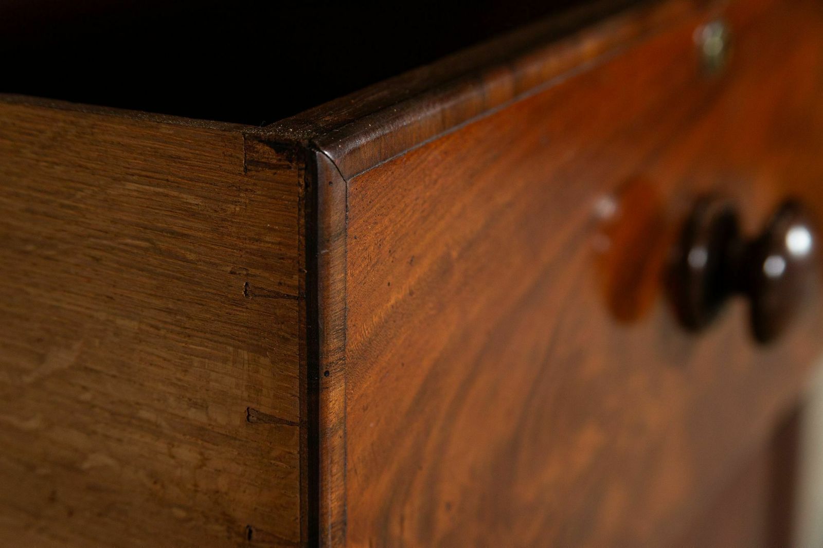 photo vintage Large English Regency Mahogany Linen Press