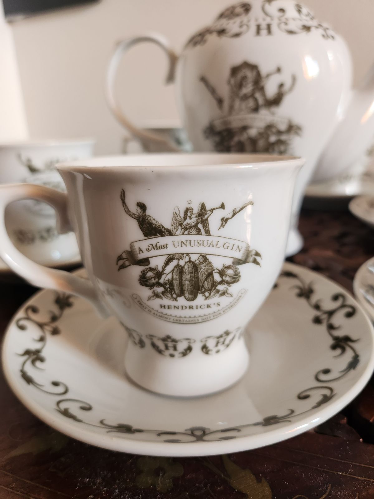 Hendricks Gin Tea Set Vintage   1 Teapot, 6 Cups & 6 Saucers photo 60.0