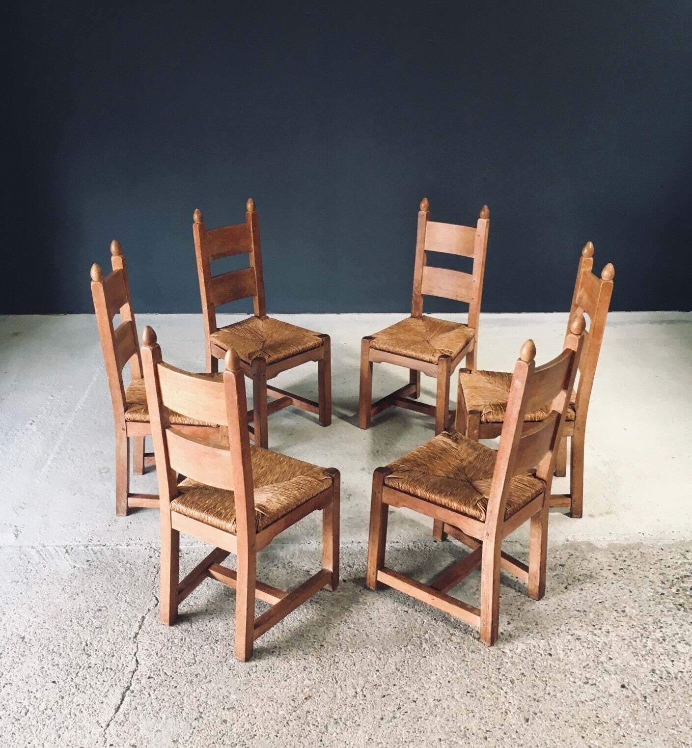 Handgemaakte, Zware Eiken Eetkamerstoelen Met Biezen Zitting, België, Ca. Jaren 1960