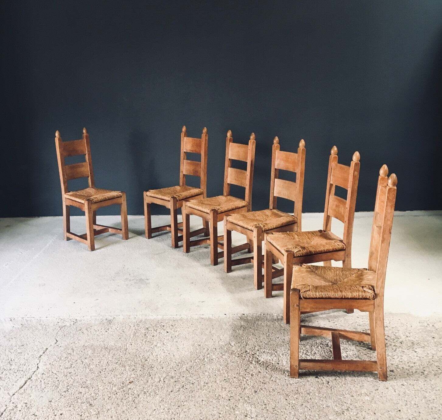 photo furniture Handgemaakte, Zware Eiken Eetkamerstoelen Met Biezen Zitting, België, Ca. Jaren 1960
