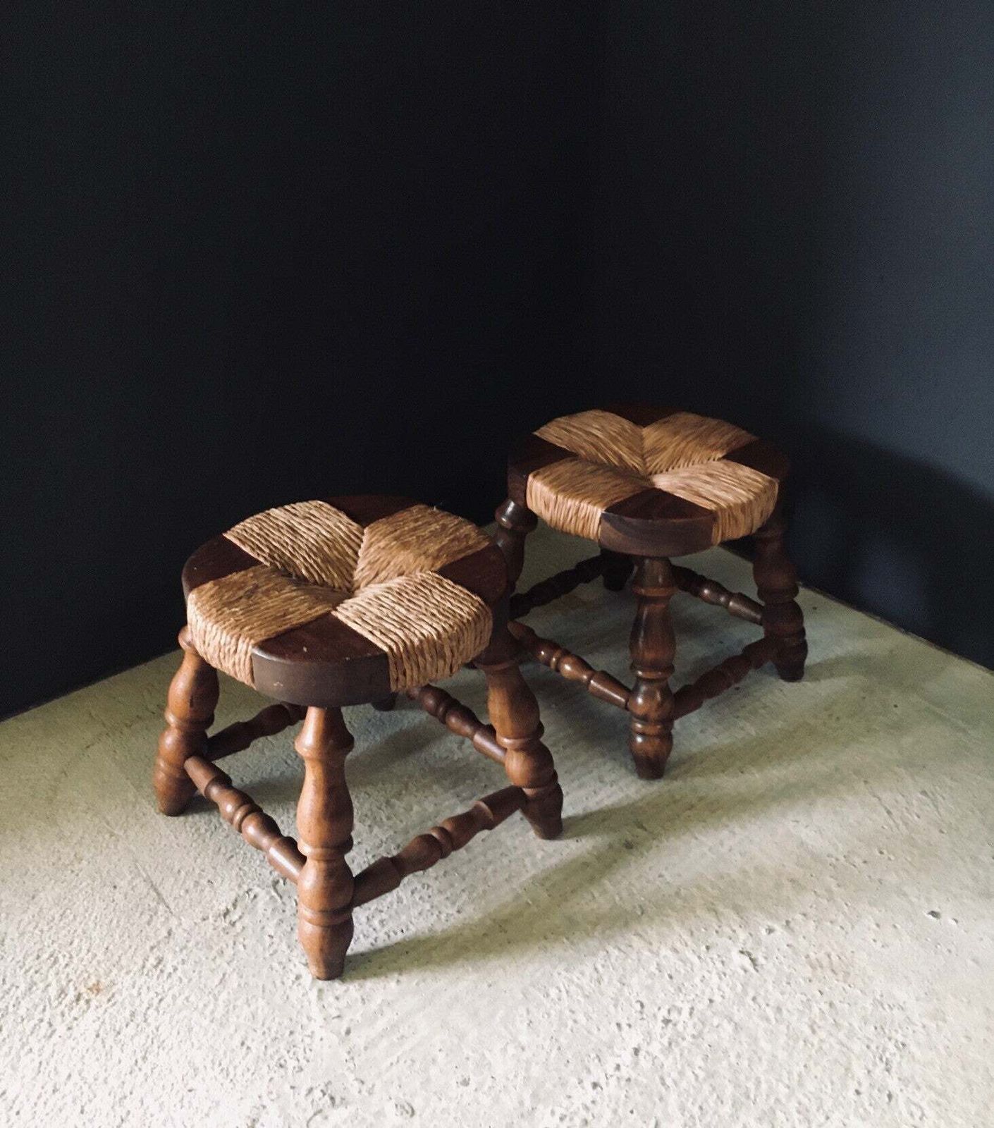 photo furniture Rustieke Lage Eiken Krukken Met Biezen Zitting, Frankrijk, Ca. Jaren 1940