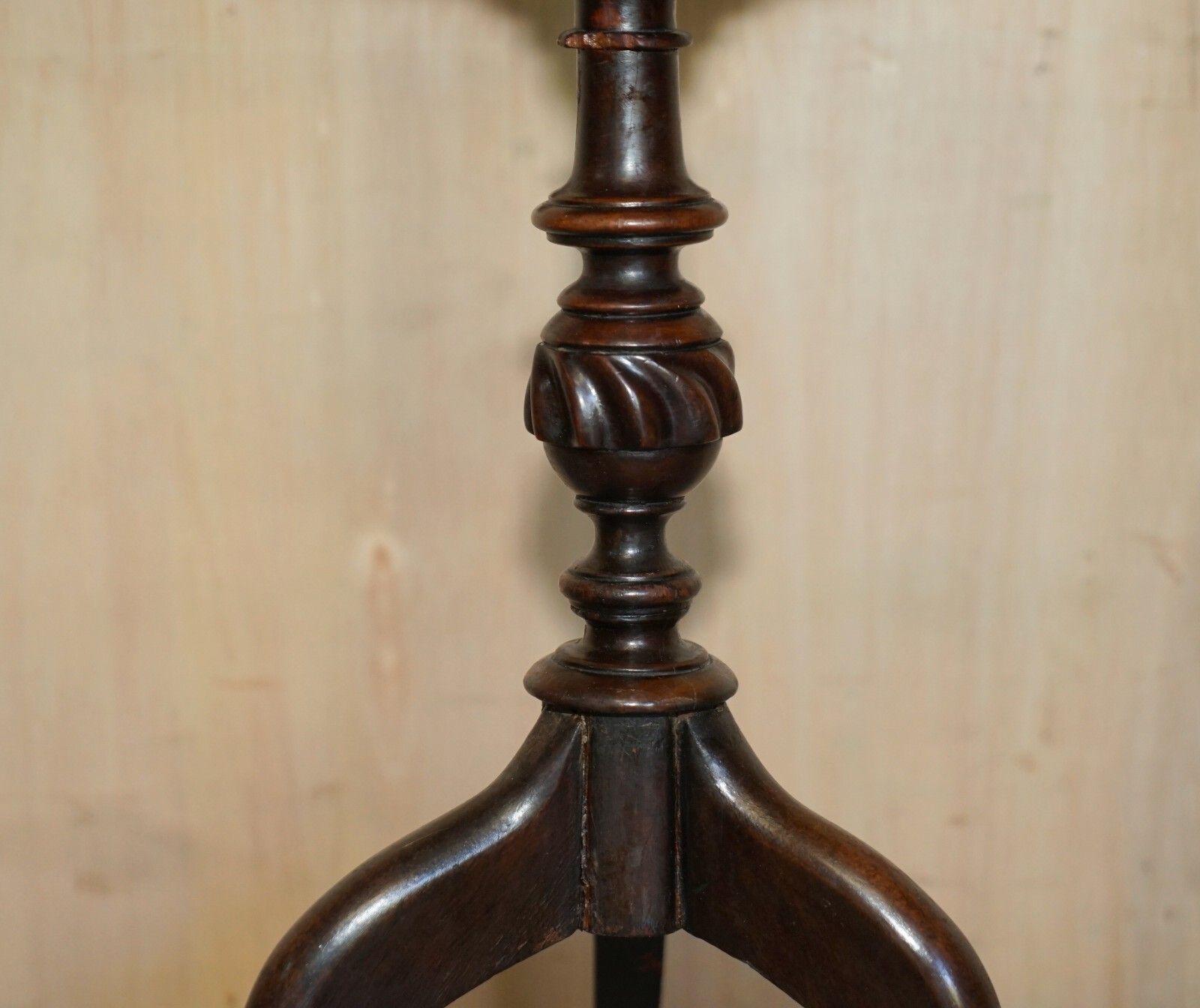 Lovely Small Antique Sheraton Revival Mahogany Tripod Side End Lamp Wine Table photo vinterior