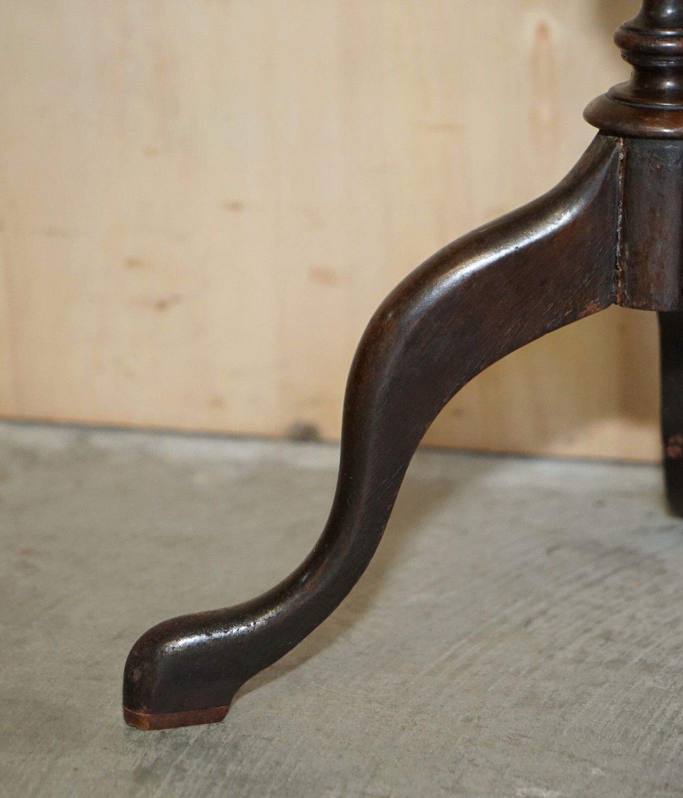 photo furniture Lovely Small Antique Sheraton Revival Mahogany Tripod Side End Lamp Wine Table
