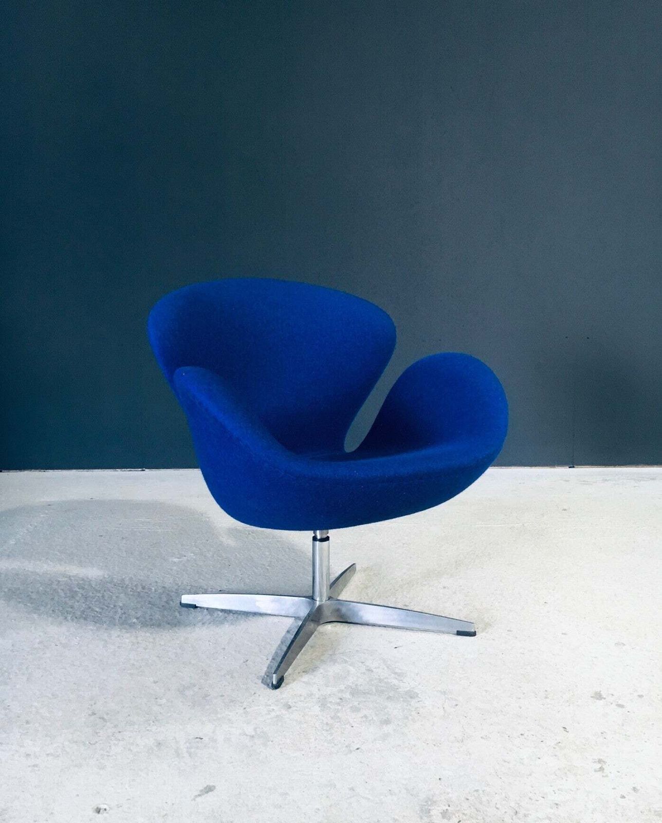 photo furniture Mid Century Modern Scandinavian Design Swan Chair Van Arne Jacobsen, Denemarken, Jaren 1970