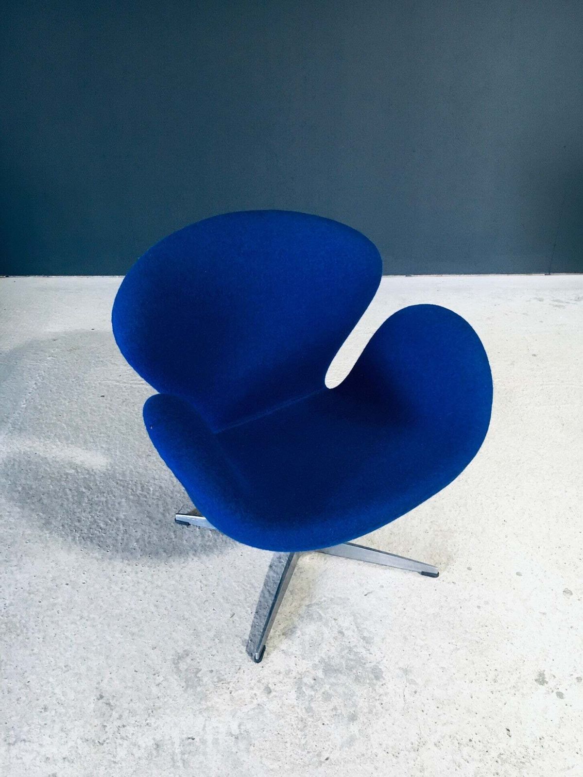 photo for sale Mid Century Modern Scandinavian Design Swan Chair Van Arne Jacobsen, Denemarken, Jaren 1970