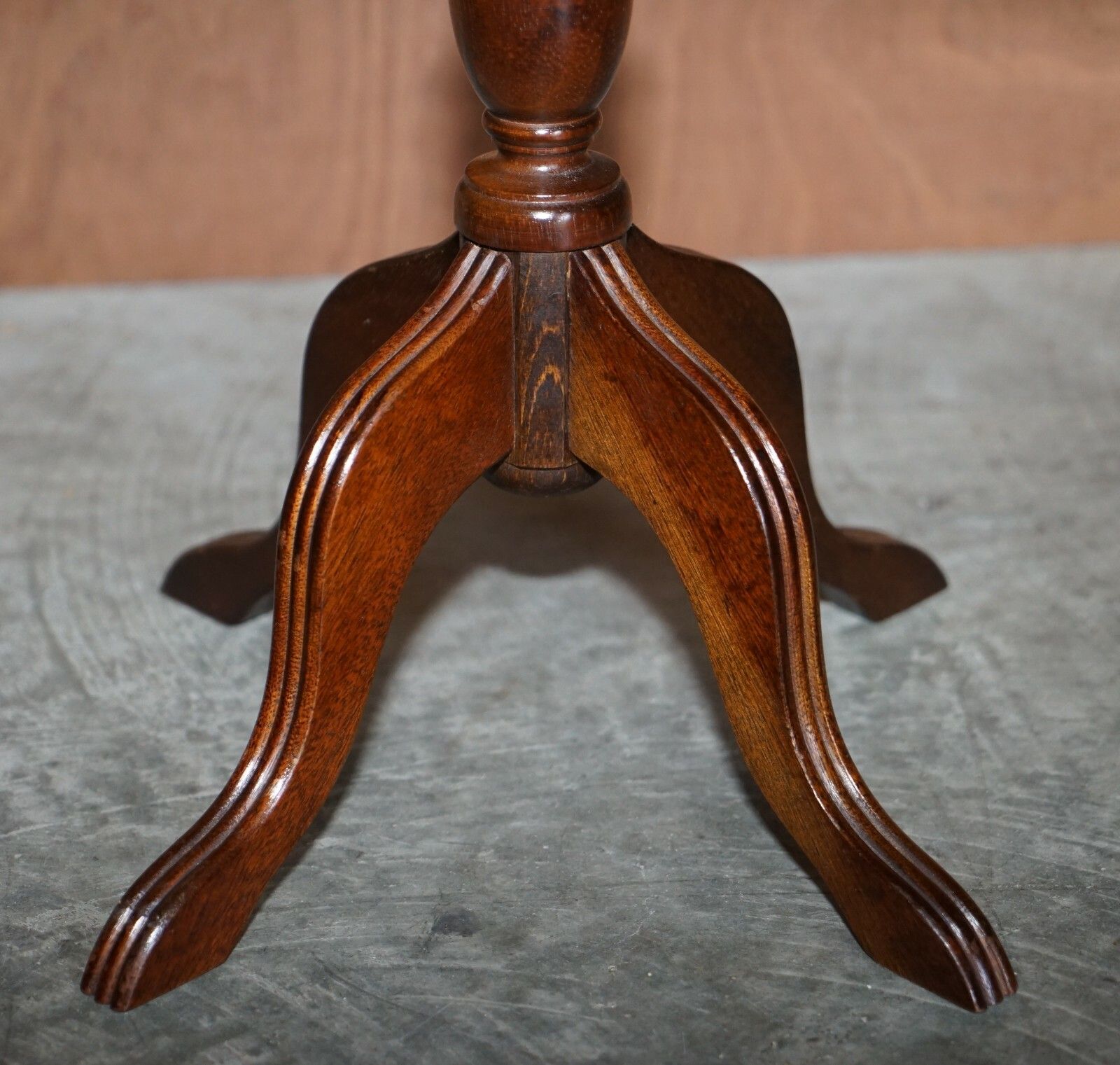 475.0 Vintage Green Leather & Mahogany Tripod Magazine Newspaper Side End Lamp Table photo