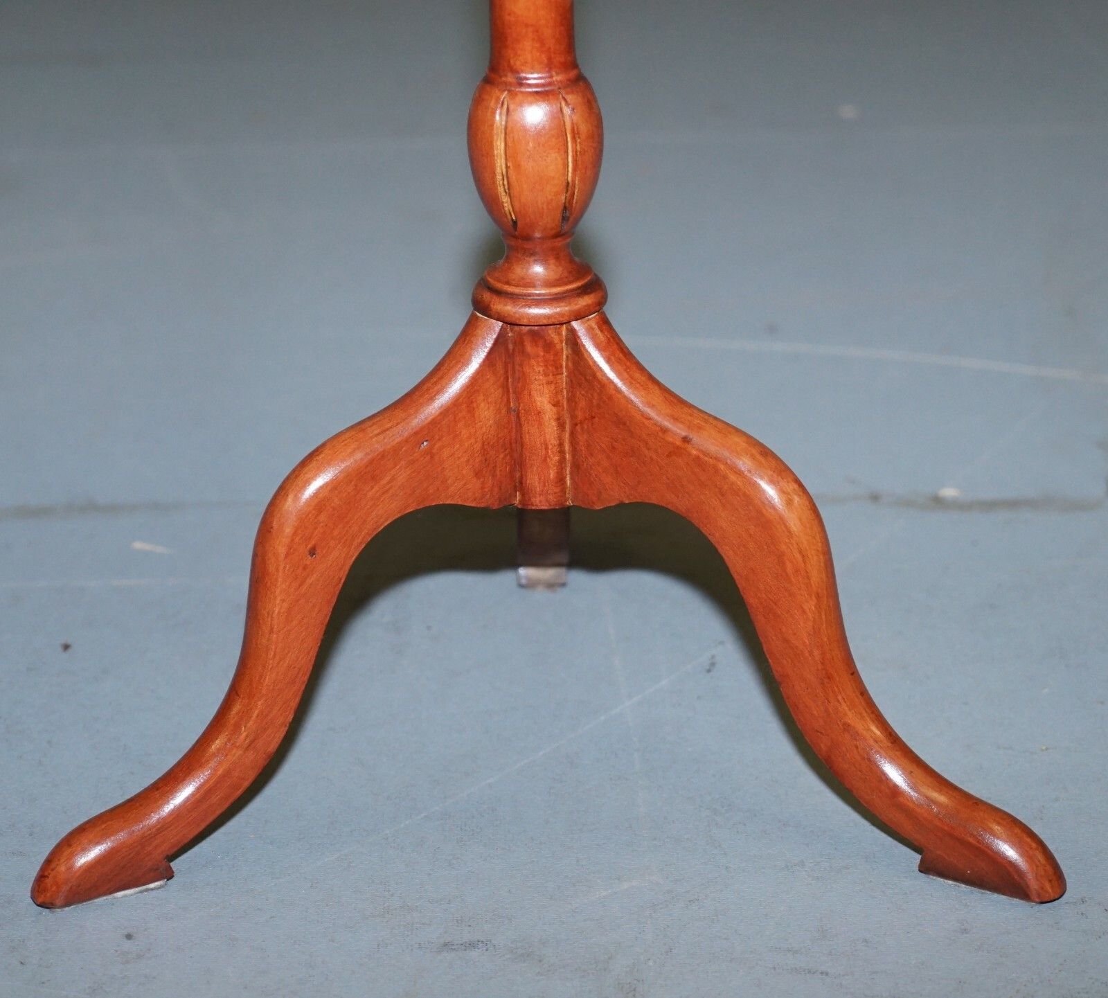 Lovely Vintage Walnut Pie Crust Edge Tripod Lamp Side End Wine Table Three Leg photo Furniture