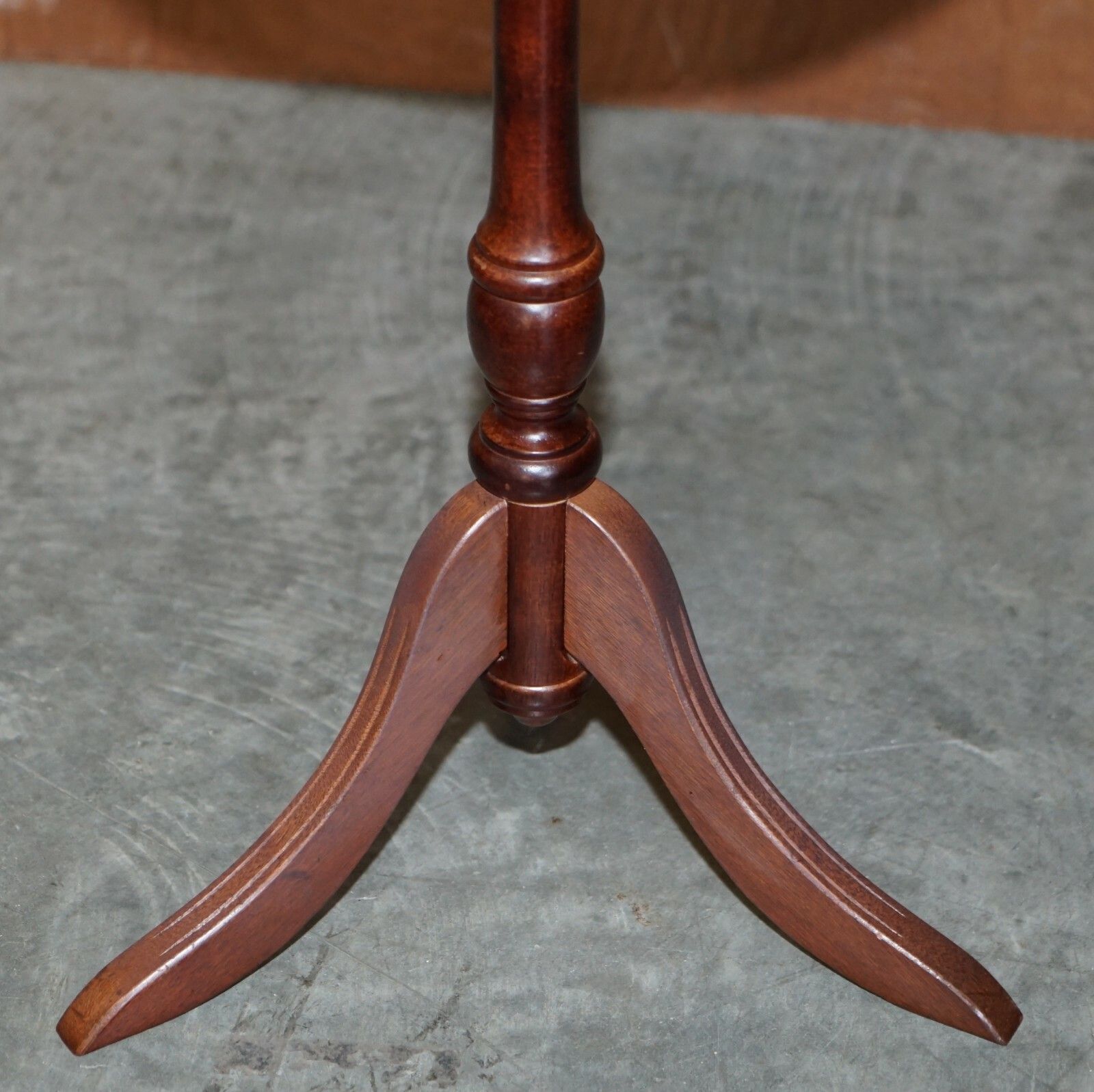 Vintage Mahogany Pie Crust Edge Brown Leather Tripod Side End Lamp Wine Table photo buy