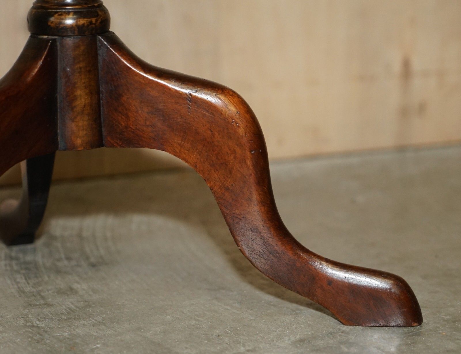 photo furniture Vintage Light Mahogany With Sculpted Legs Tripod Lamp Side End Wine Table