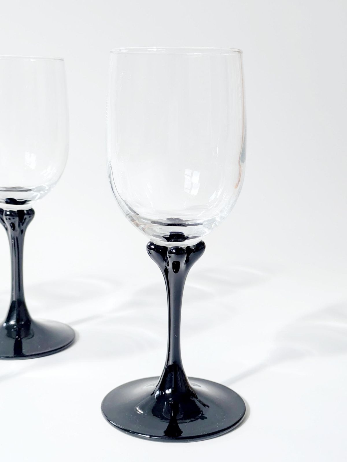 Set Van 4 Vintage Luminarc Veronese Wijnglazen, Helder Glas Met Zwarte Bloembladvoetjes, Frankrijk Jaren 1970 photo 74.0