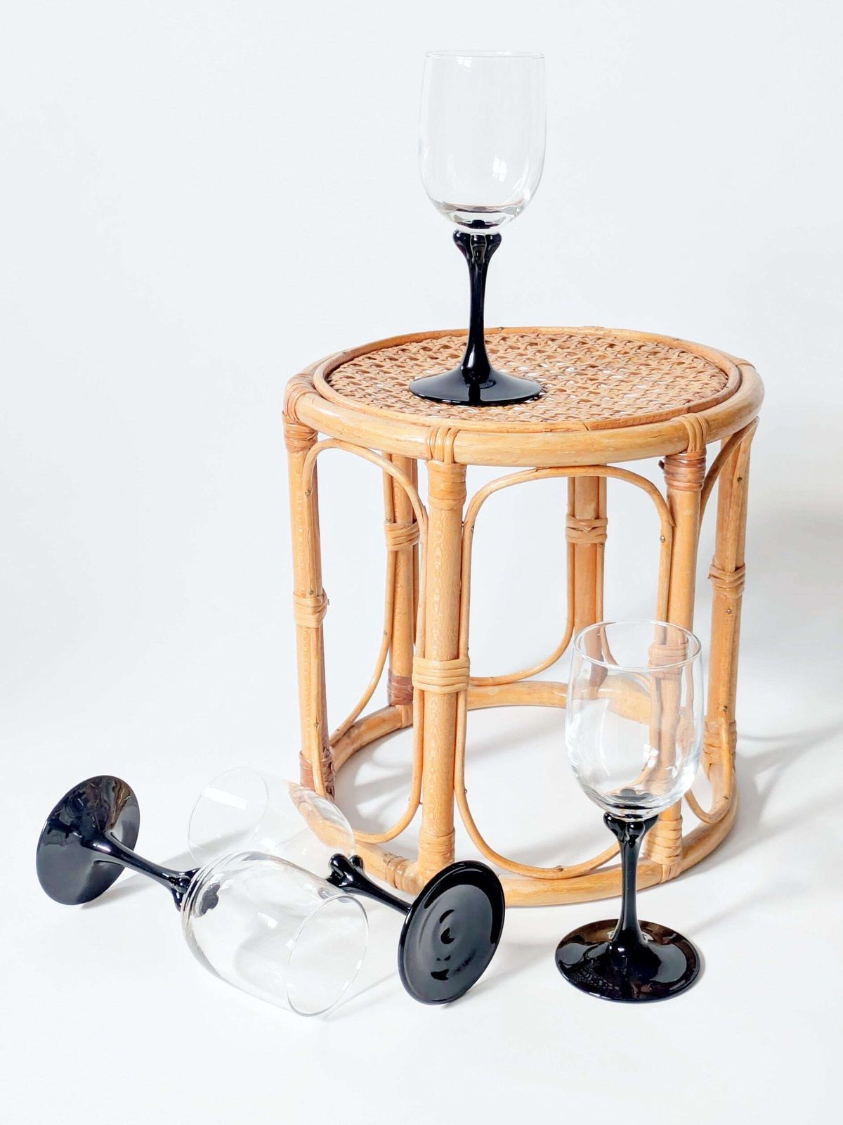 Set van 4 vintage Luminarc Veronese wijnglazen, helder glas met zwarte bloembladvoetjes, Frankrijk jaren 1970 photo buy
