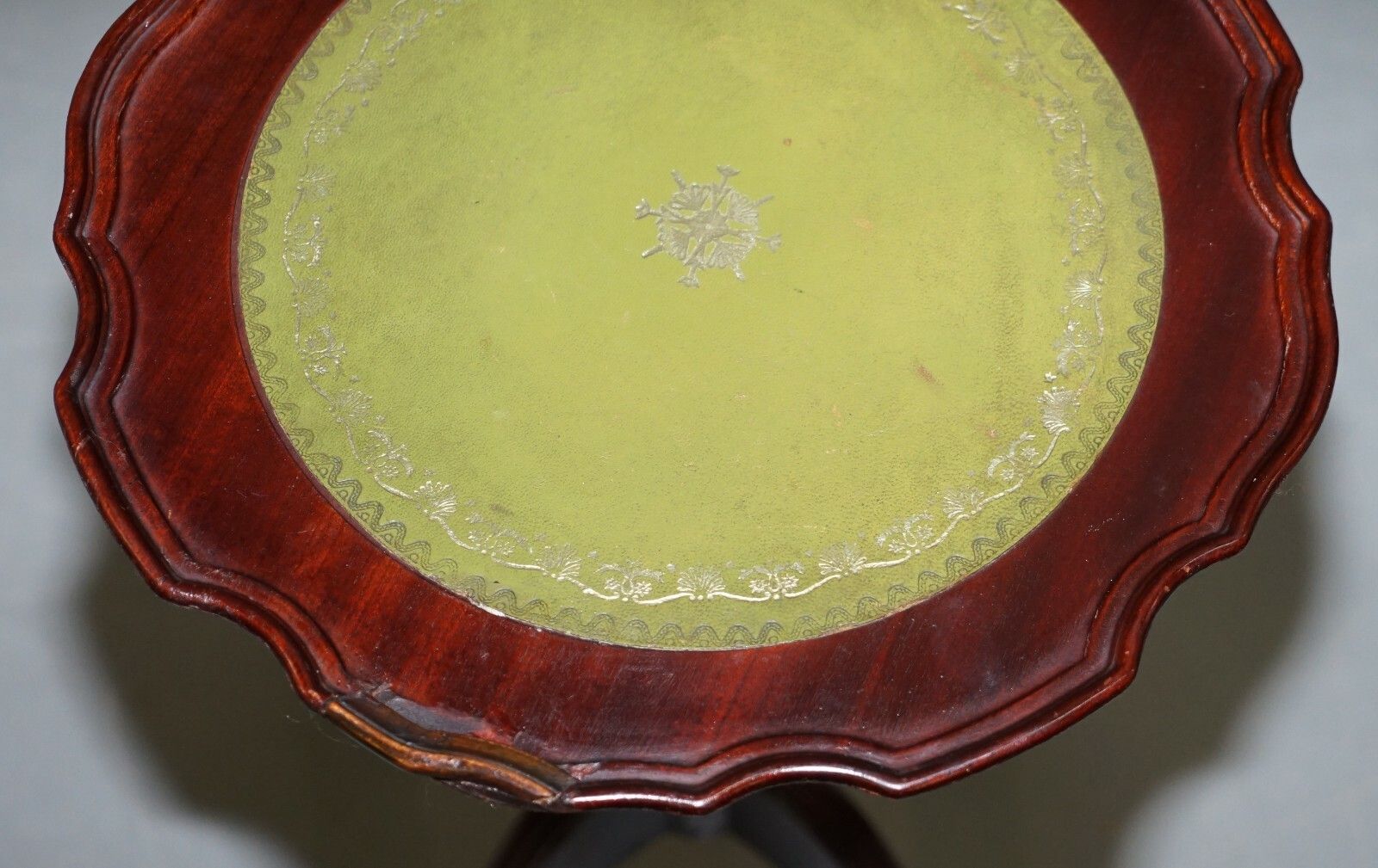 Bevan Funell Charming Green Leather Vintage Mahogany Tripod Lamp Side End Table photo 250.0