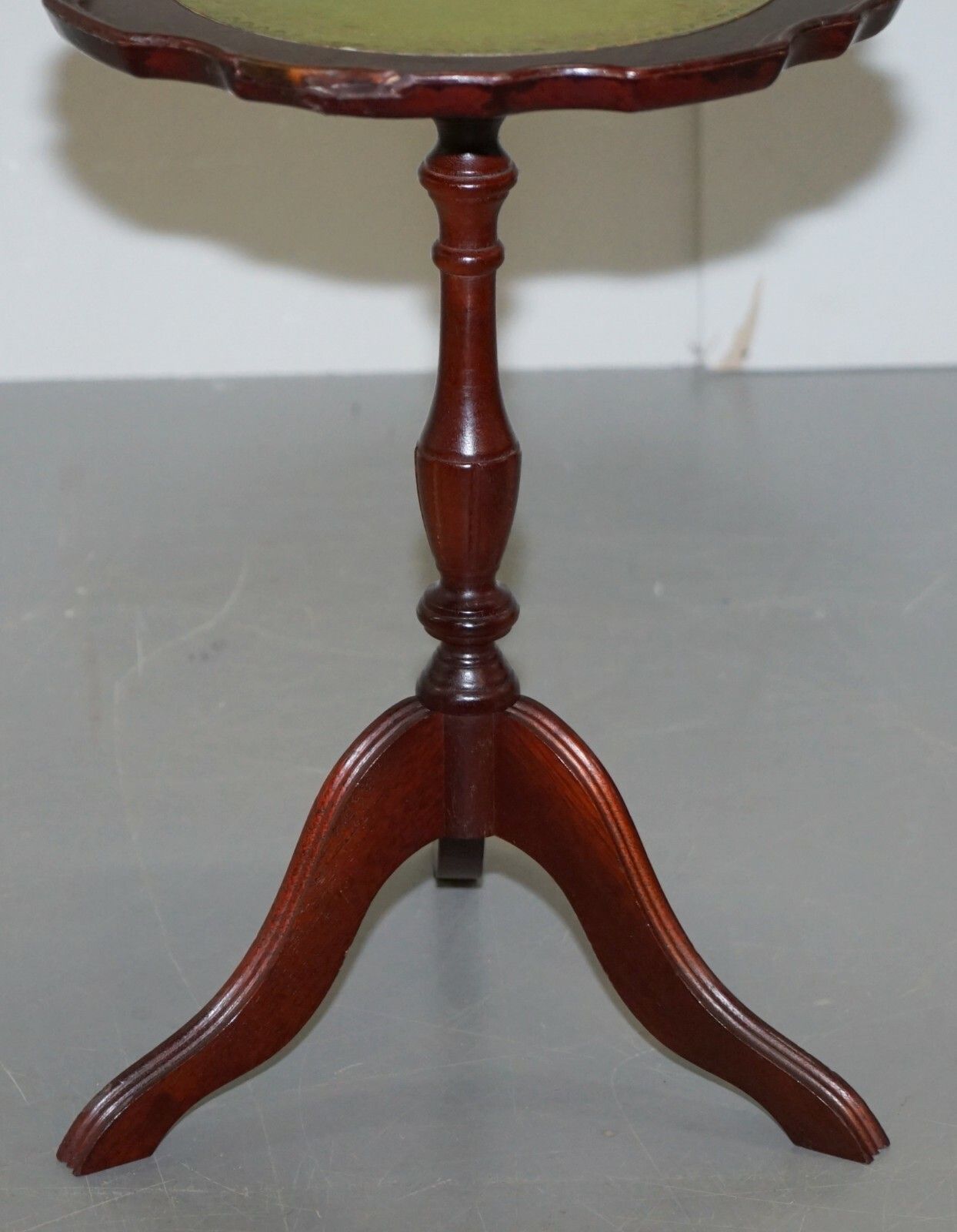 Bevan Funell Charming Green Leather Vintage Mahogany Tripod Lamp Side End Table photo vinterior