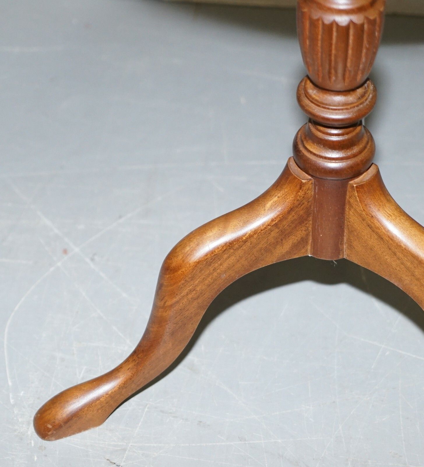 photo furniture Elegant Vintage Mahogany Tripod Lamp Side End Wine Occasional Table Bowed Top