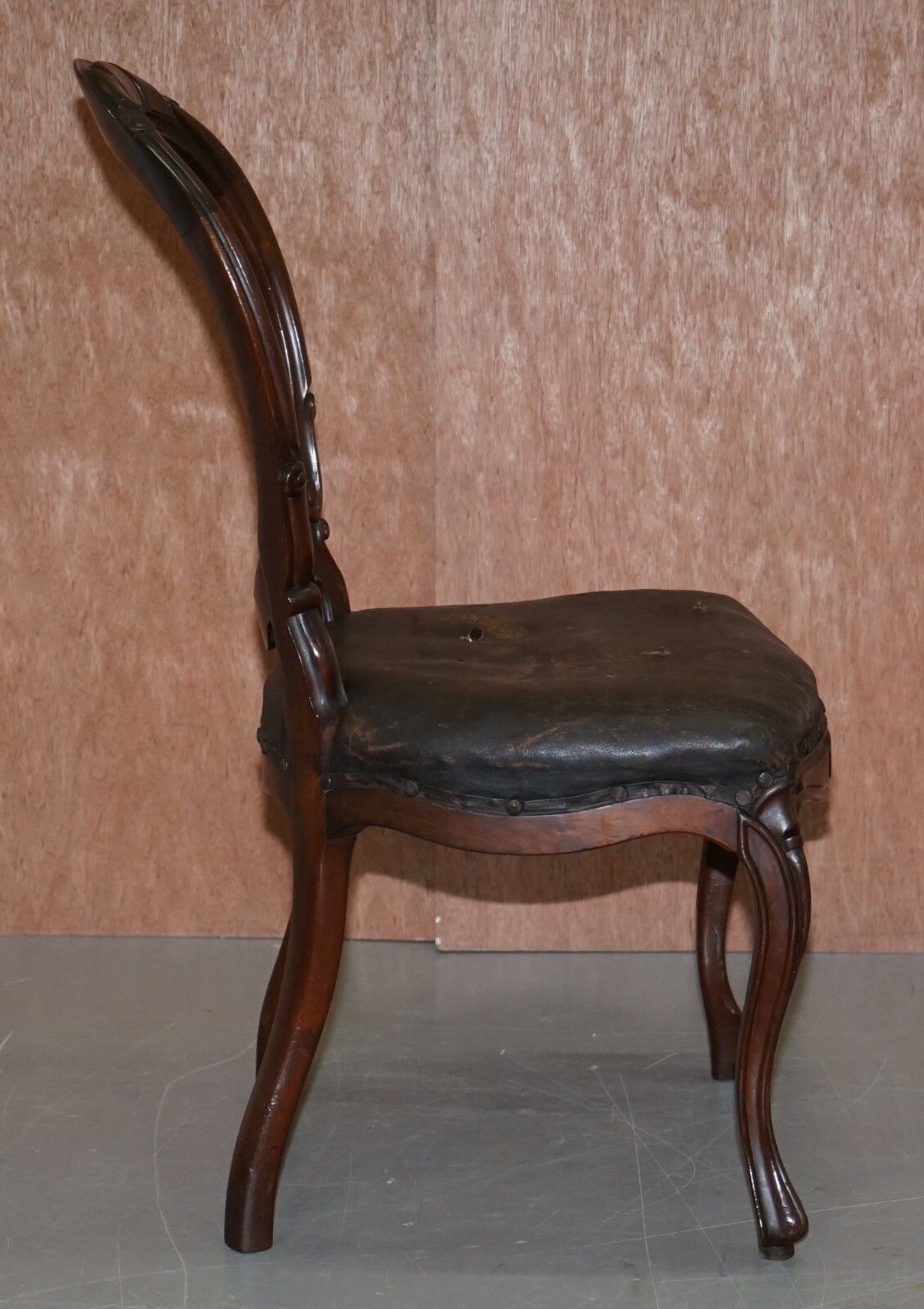 photo furniture Victorian Hand Carved Mahogany Spoon Medallion Back Occasional Dining Chair