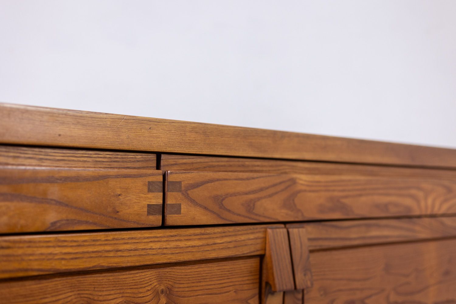 photo vinterior Pierre Chapo. Buffet Model “R08” In Blond Elm, With 2 Doors. Circa 1964