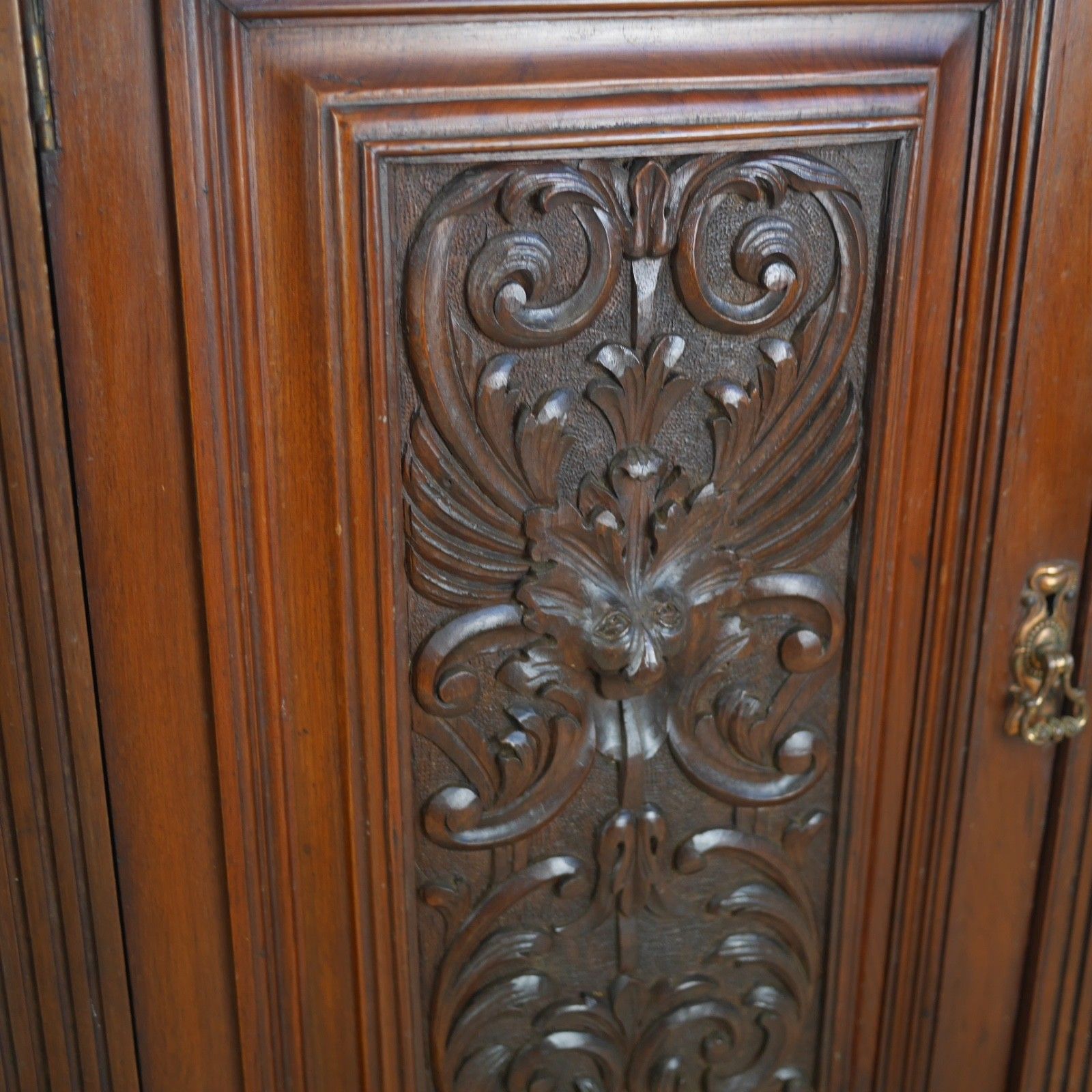 photo vintage Antique Cabinet Cupboard Mahogany Green Man Carved Bathroom #102951