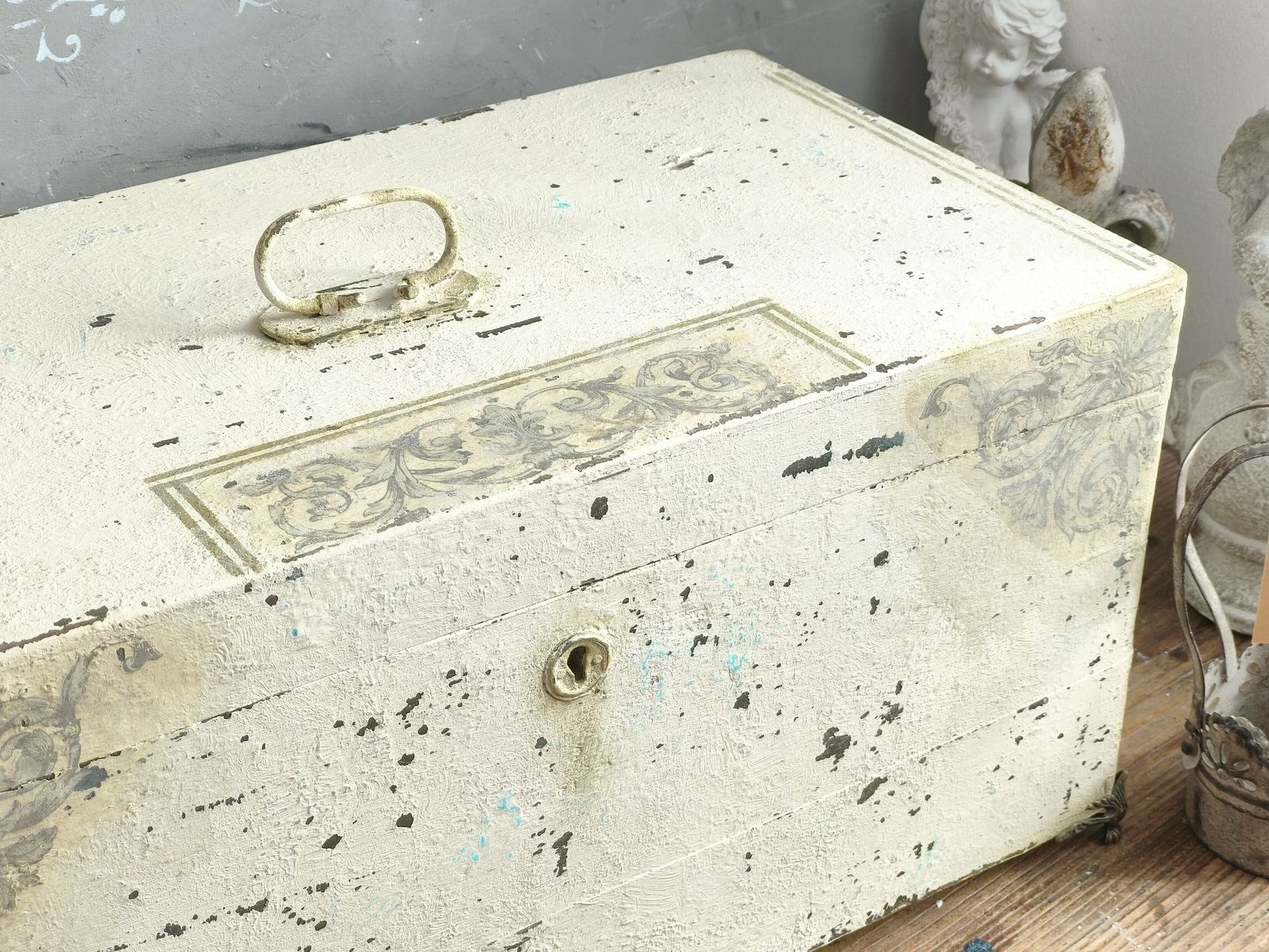 210.0 Antique Creamy Wooden Trunk Chest, Distressed Furniture photo