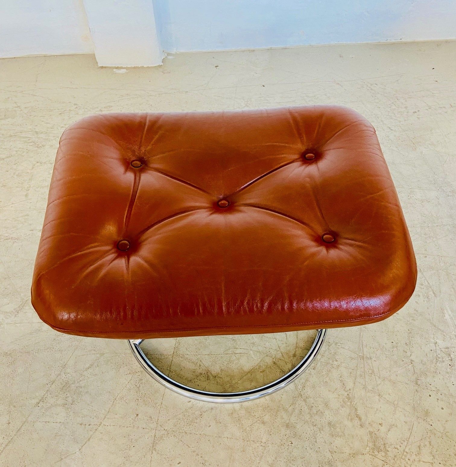 photo furniture Vintage Scandinavian  Ekornes Leather Footstool  Ottoman  Cognac Leather.
