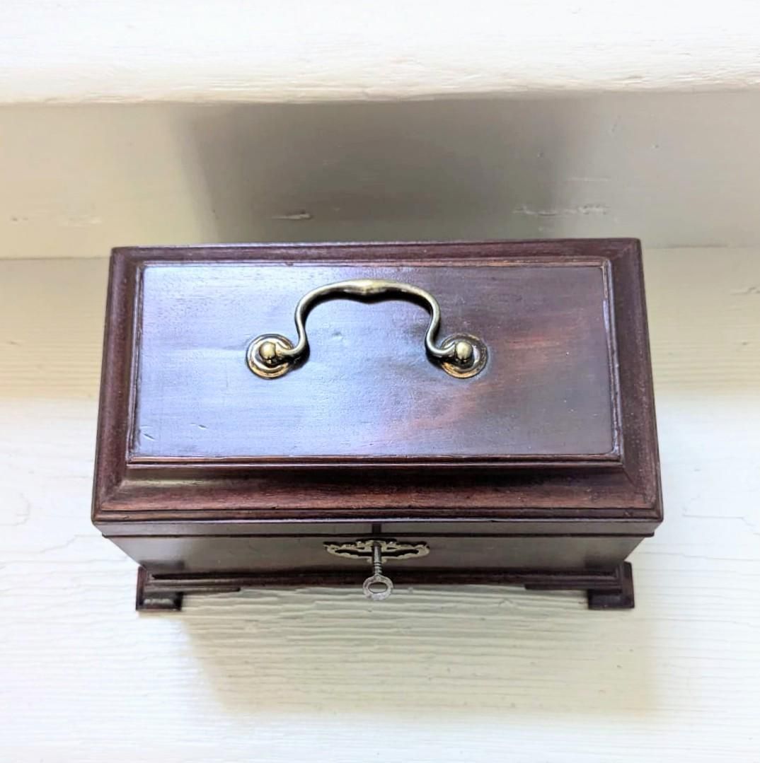 An Antique Early Georgian Mahogany Tea Caddy Or Tea Box With Canisters C1780 photo vinterior