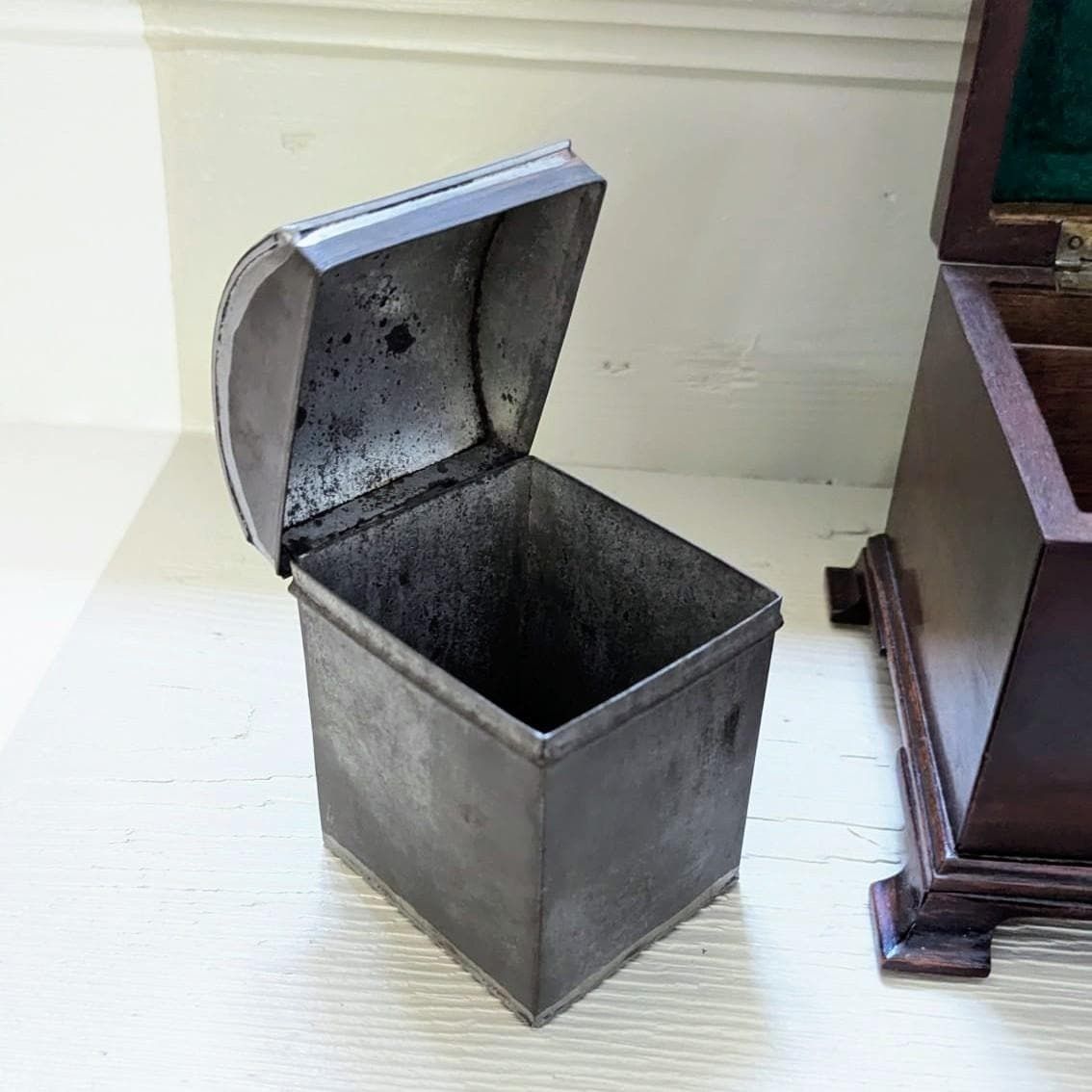 An Antique Early Georgian Mahogany Tea Caddy Or Tea Box With Canisters C1780 photo vintage
