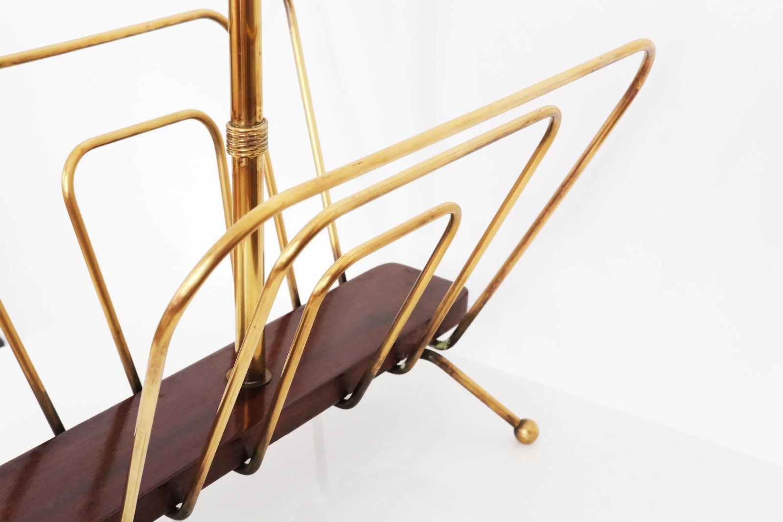 photo vinterior 20th Century Magazine Rack In Brass & Wood By French Designer Jacques Adnet