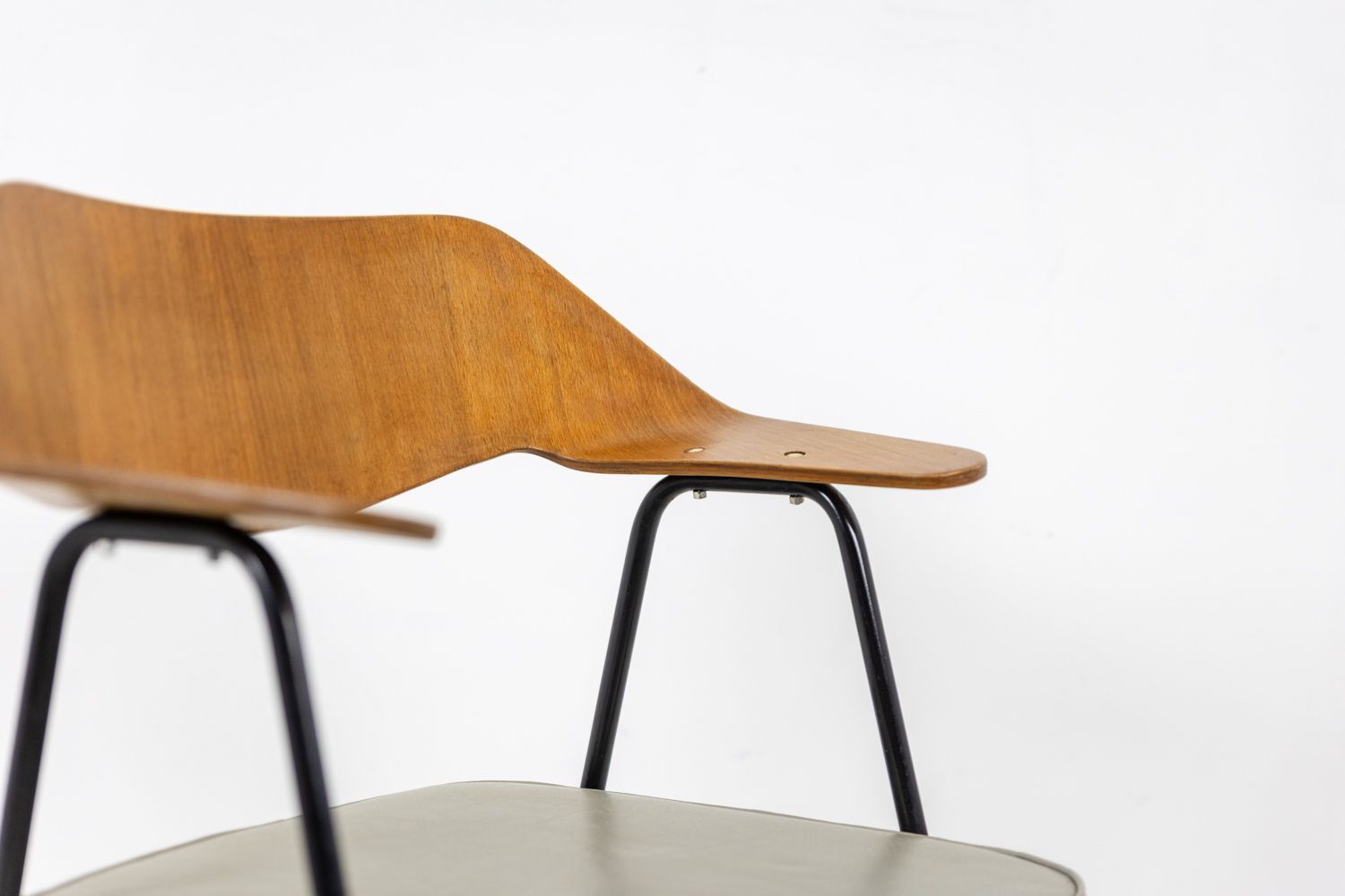photo furniture Robin Day. Thermoformed Wood Office Chair. Airborne, Circa 1950–60.