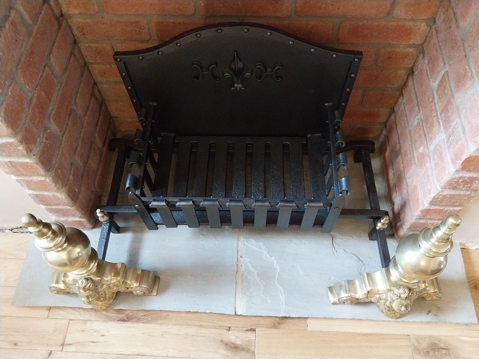 Victorian French Cast And Wrought Iron Fire Basket With Marmoset Baroque Fire Dogs. photo vinterior