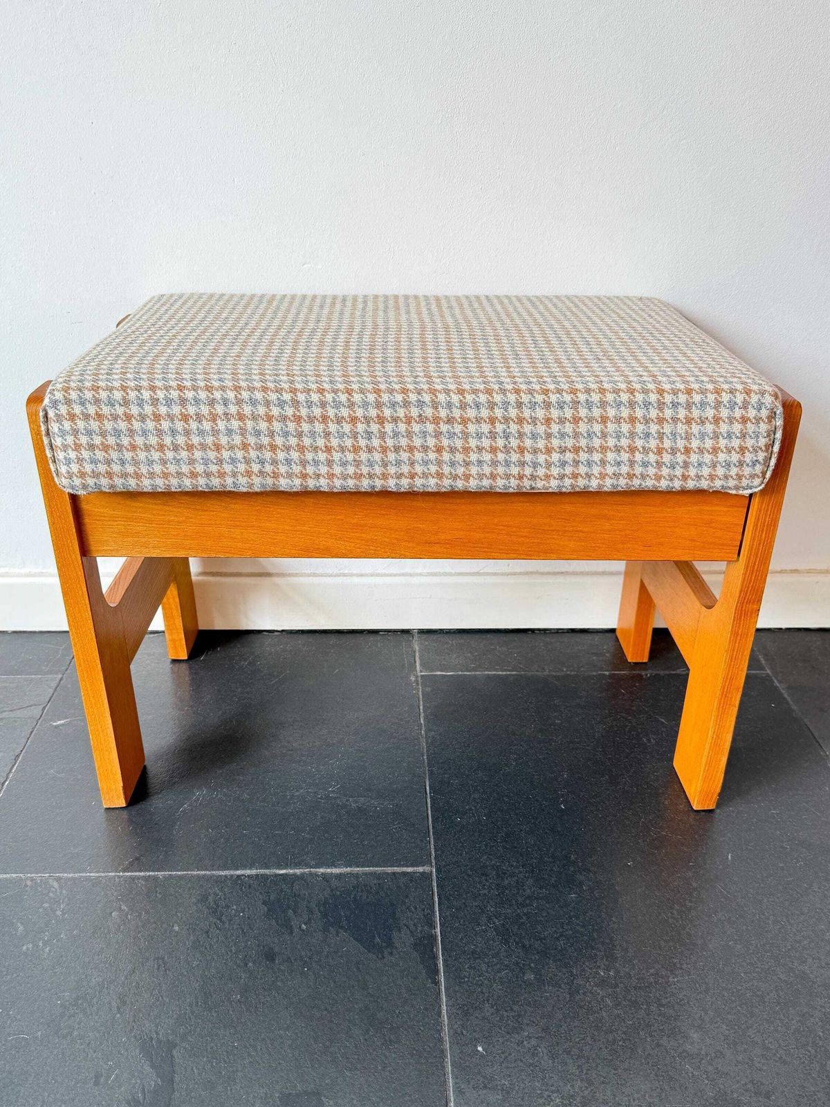 Vintage Mid Century Voetenbank | Hout, Wol | Uitstekende Staat | Jaren 1970 | Ottoman | Scandinavisch photo for sale