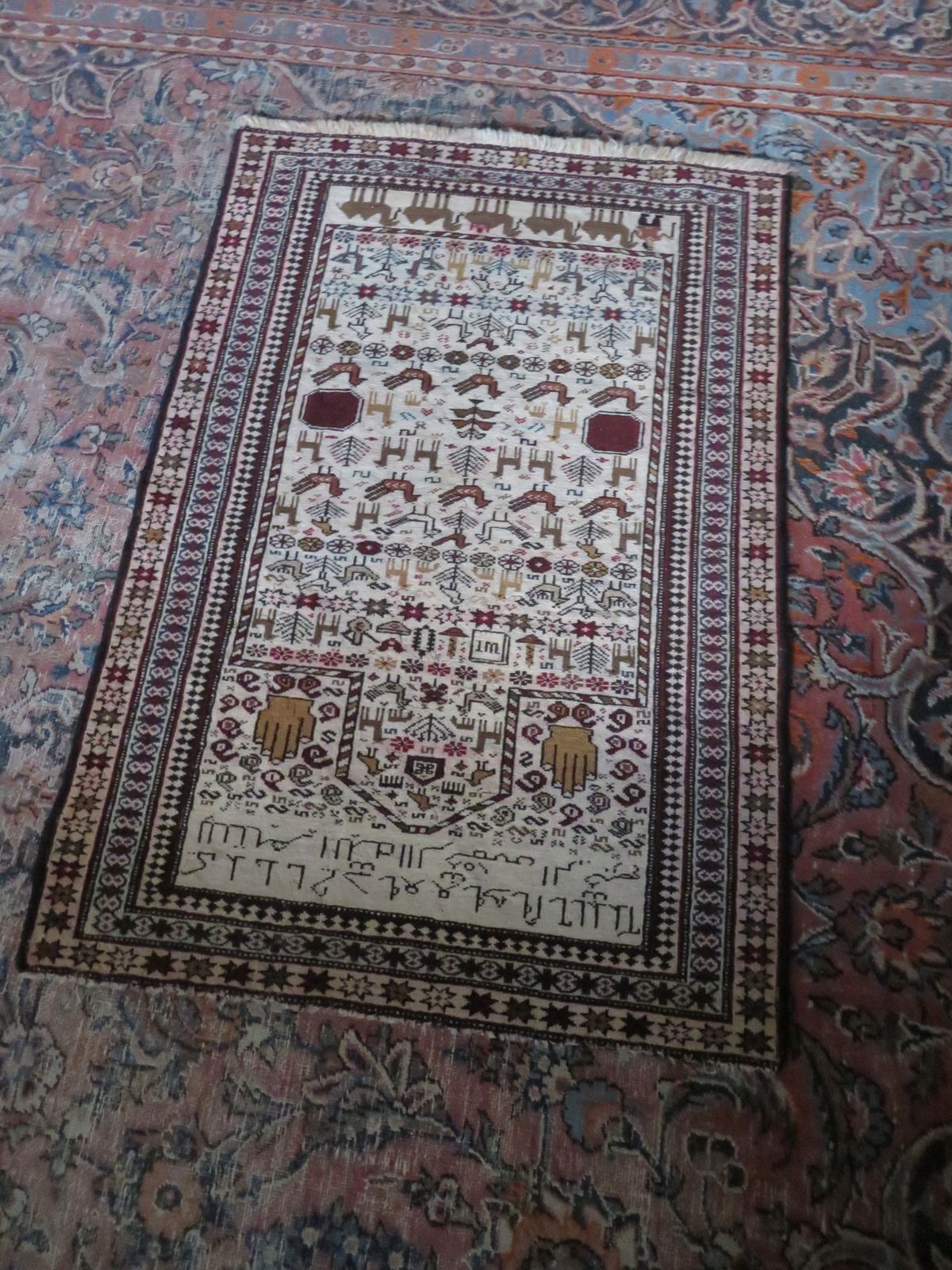 photo vintage Unusual Old Afghan Baluch Prayer Rug. 107cm X 74cm.