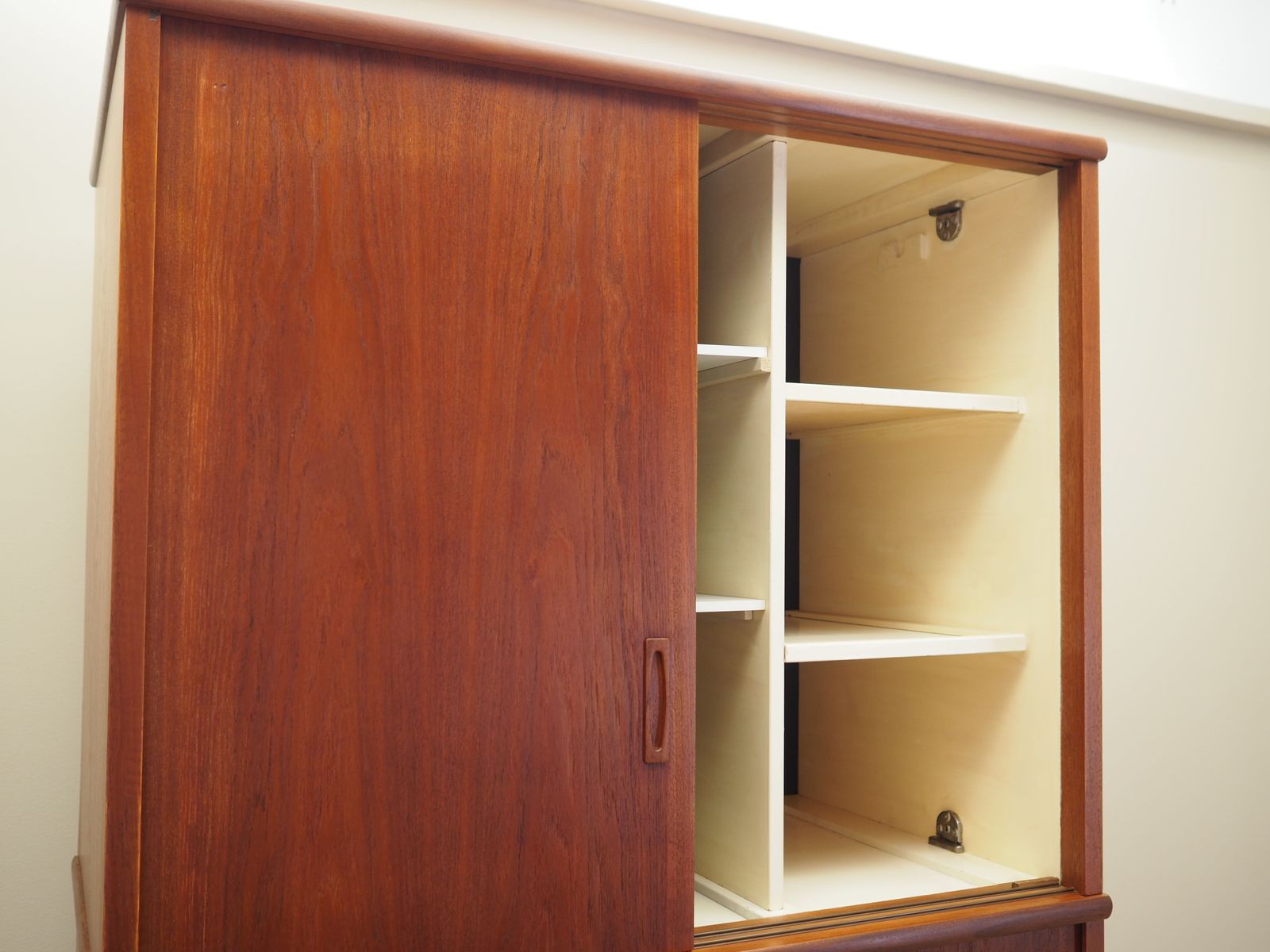 photo vintage Teak Wardrobe  Danish Design  1970s  Production Denmark