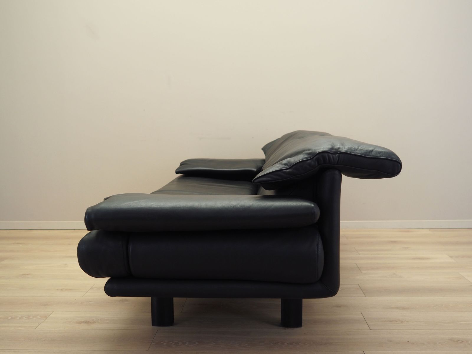 Leather Sofa Alanda, Italian Design, 1980s, Manufacturer: B&B Italia, Designer: Paolo Piva photo vinterior