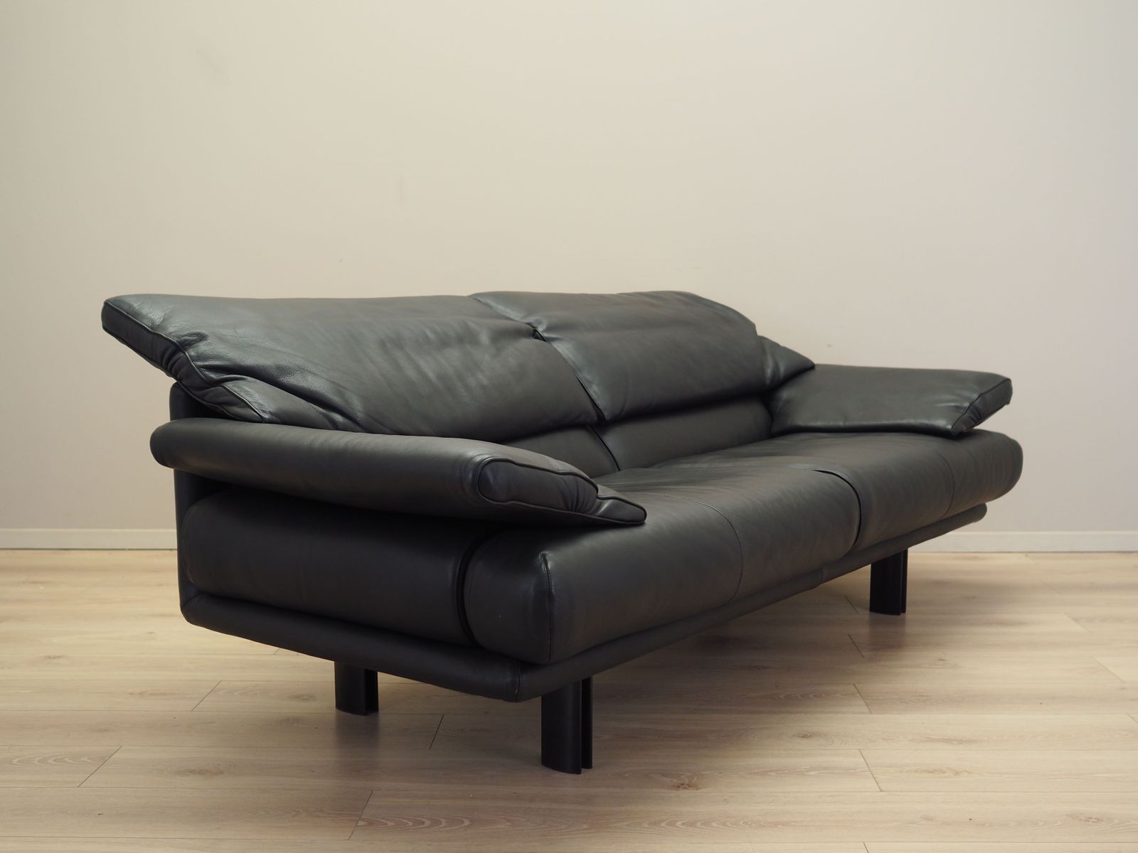 Leather Sofa Alanda, Italian Design, 1980s, Manufacturer: B&B Italia, Designer: Paolo Piva photo vintage
