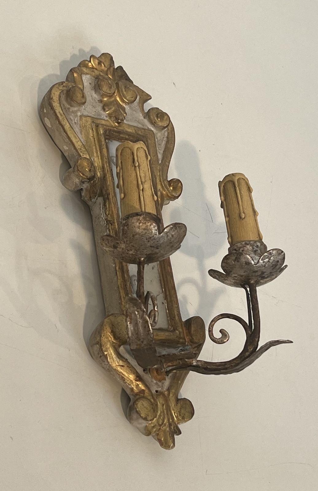 photo vinterior Pair Of Wall Lights In Carved Wood And Silver And Gold Patinated Metal With A Mirror In The Center