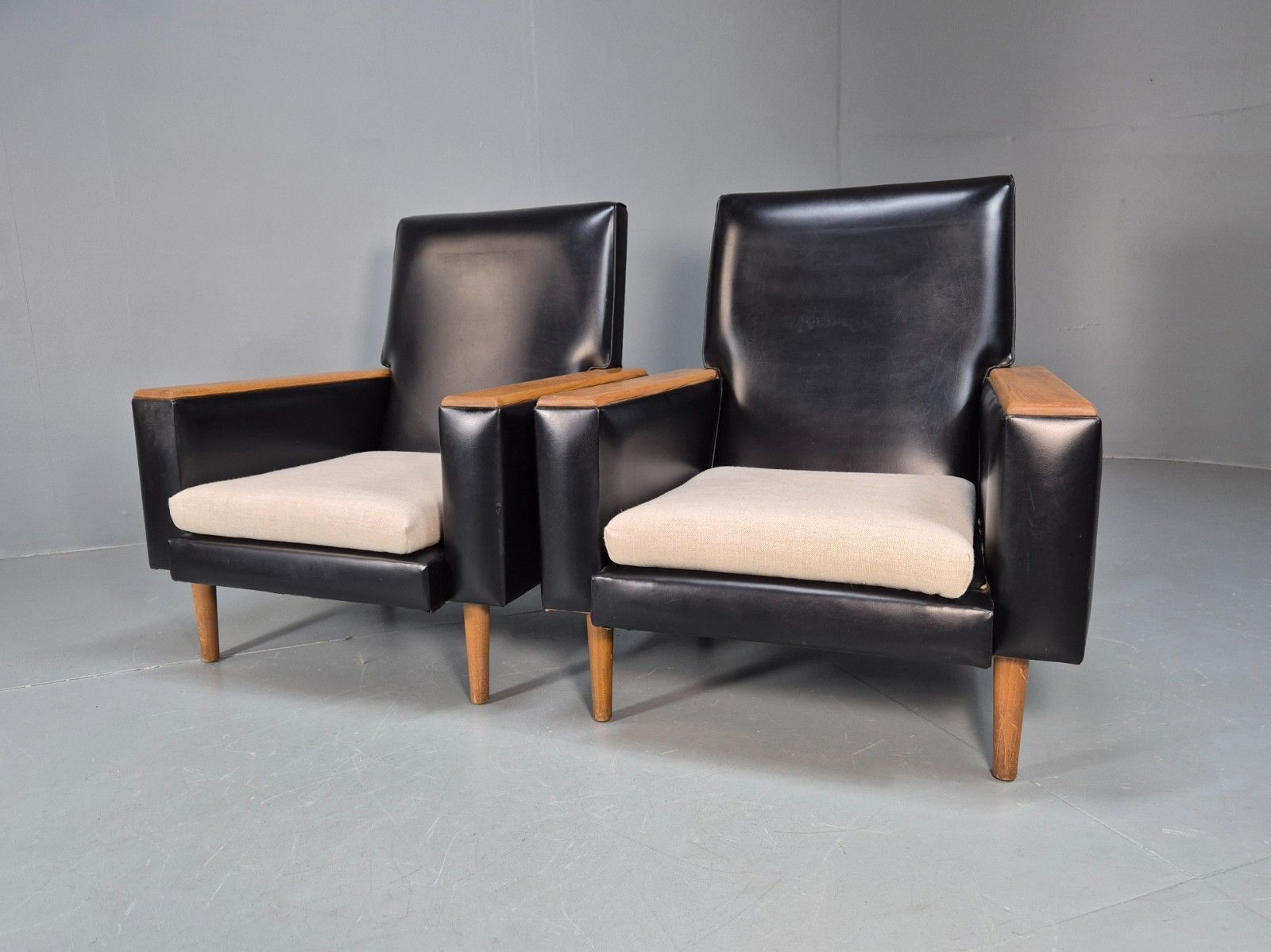 2 Vintage Danish Lounge Chairs Cream Black Vinyl And Teak 1960s Mcm Eb10228 Mnor photo buy