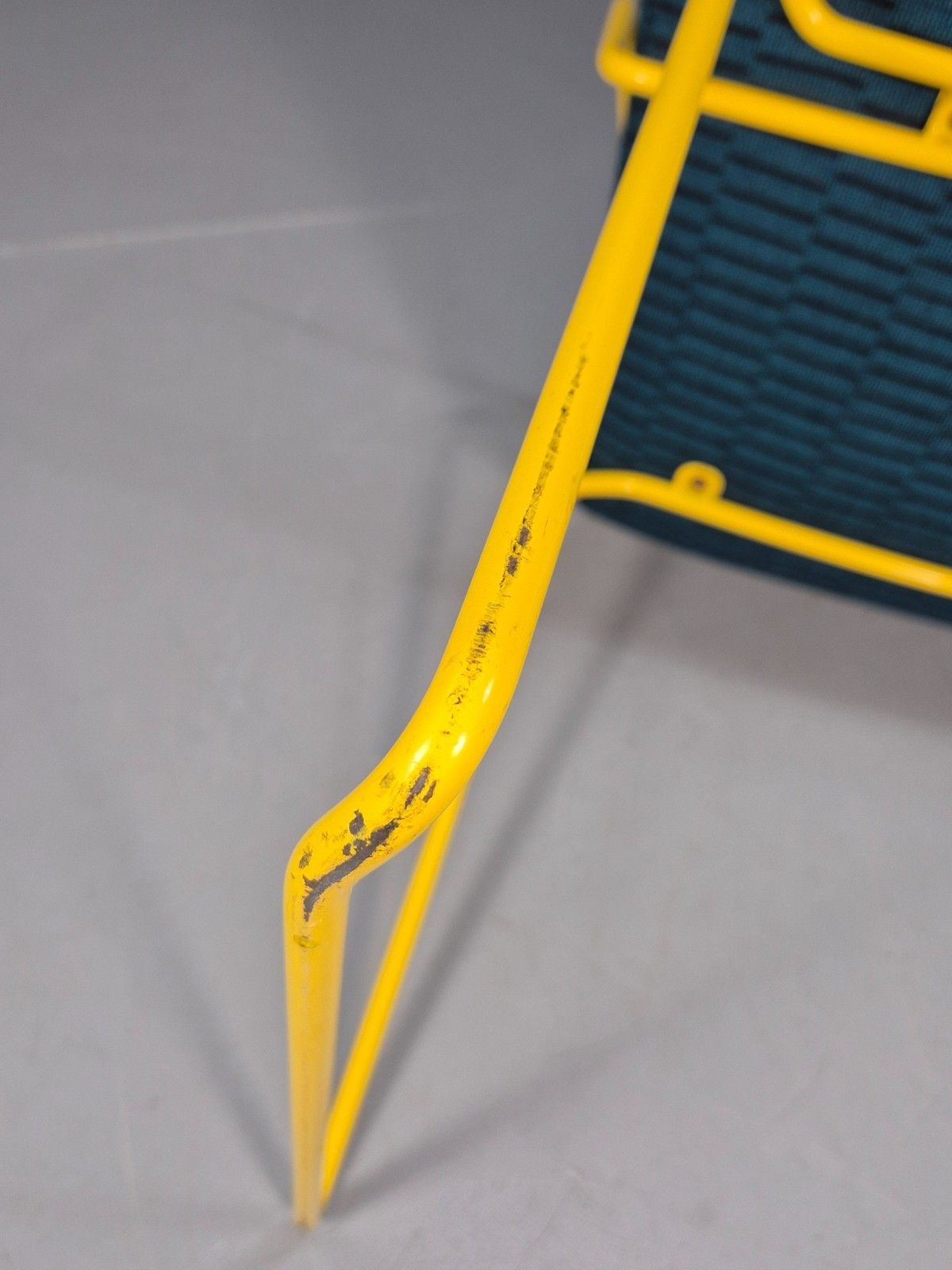 photo vintage Modern Yellow Metal Framed Chair By Hitch Mylius Cebl Collection Eb10305 Mnor