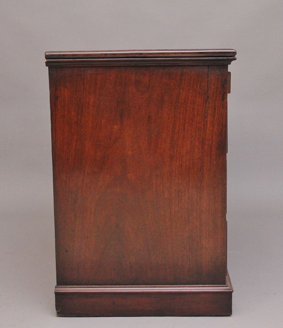 Early 19th Century Mahogany Kneehole Desk photo vinterior