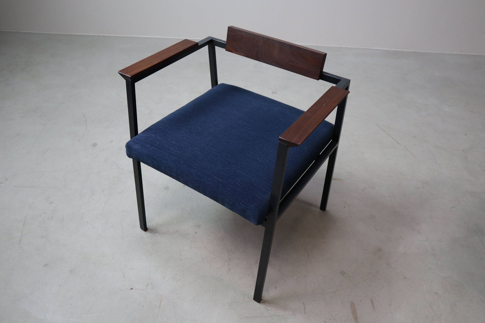 photo vinterior Pair Of Postmodern Armchairs In Steel And Mahogany, 1970s