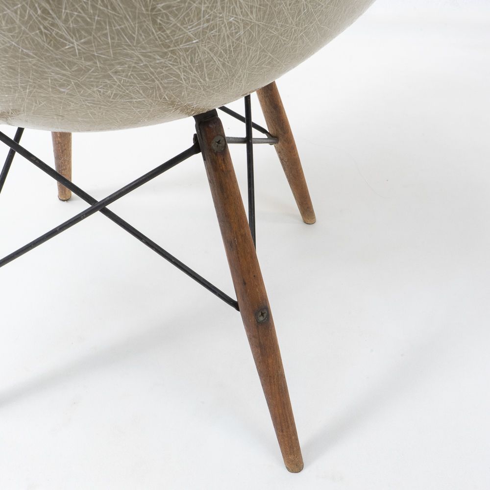 Paw Swivel Base Armchair By Charles & Ray Eames For Zenith Plastics, 1940s photo vintage
